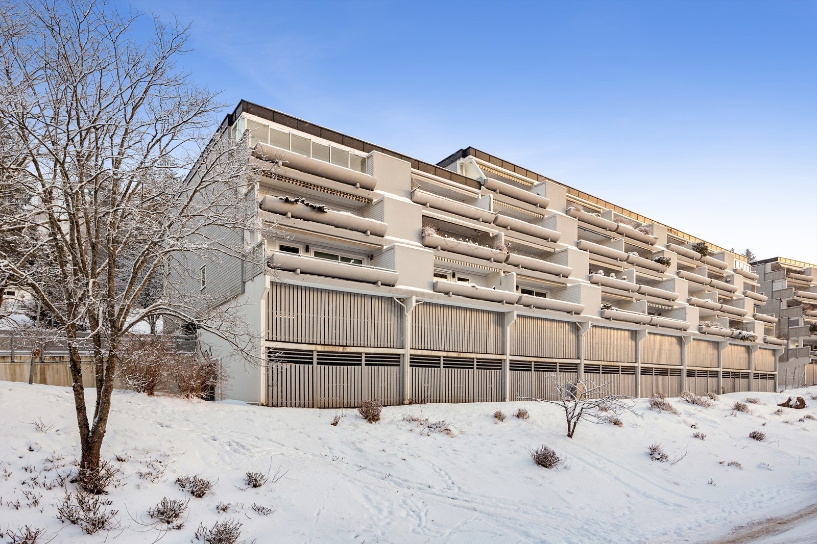 Leiligheten ligger i en terrasseblokk fra 1983 i Jerpeskogen borettslag. Galleribilde