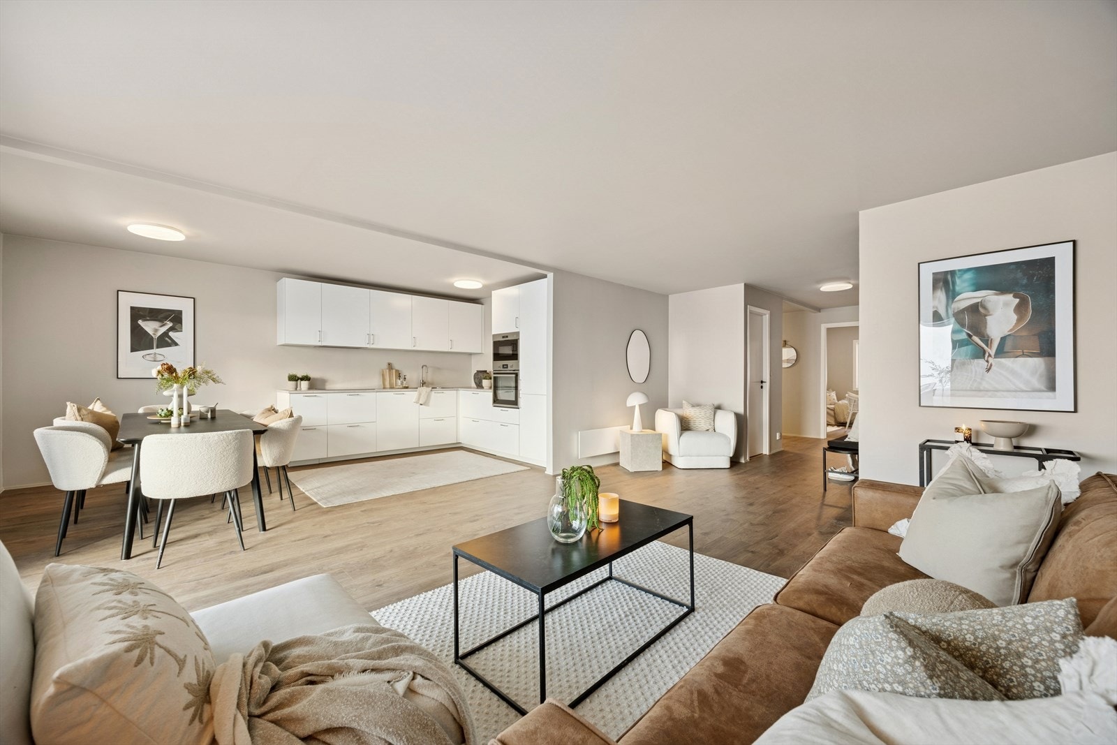 Boligen ble vesentlig pusset opp i 2025. Den åpne løsningen mellom stue og kjøkken skaper en luftig og sosial atmosfære. Galleribilde