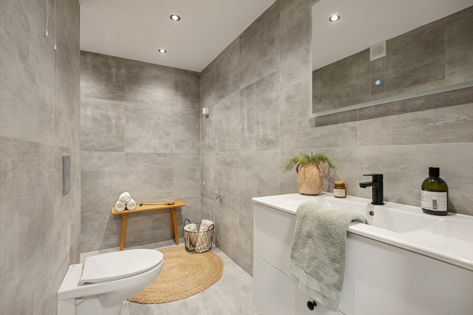 Badet ble modernisert i 2025 og har flislagte flater og elektriske varmekabler i gulvet. Galleribilde