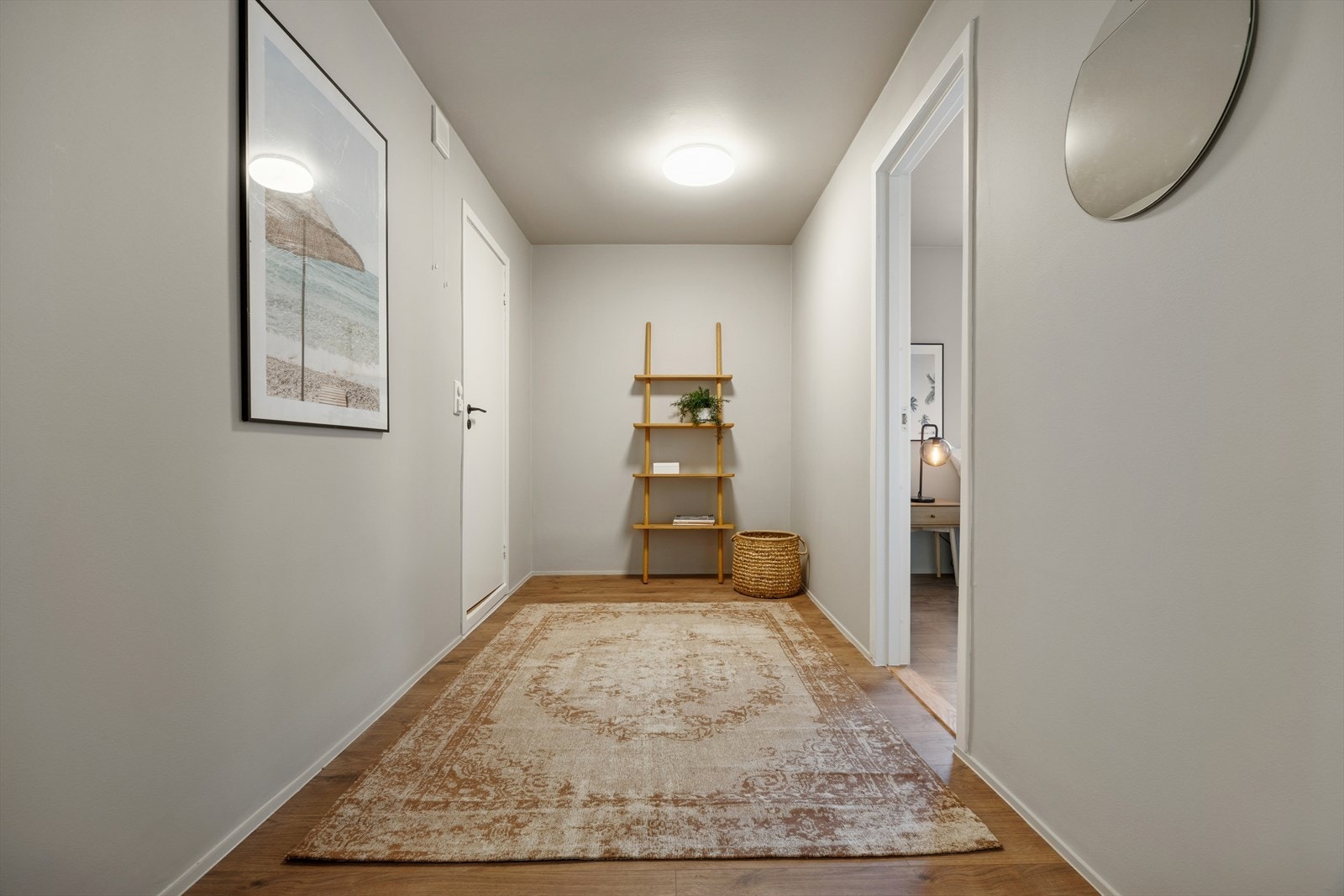 Gangen har gjennomgående 1-stavs laminatgulv, som i resten av oppholdsrommene. Galleribilde