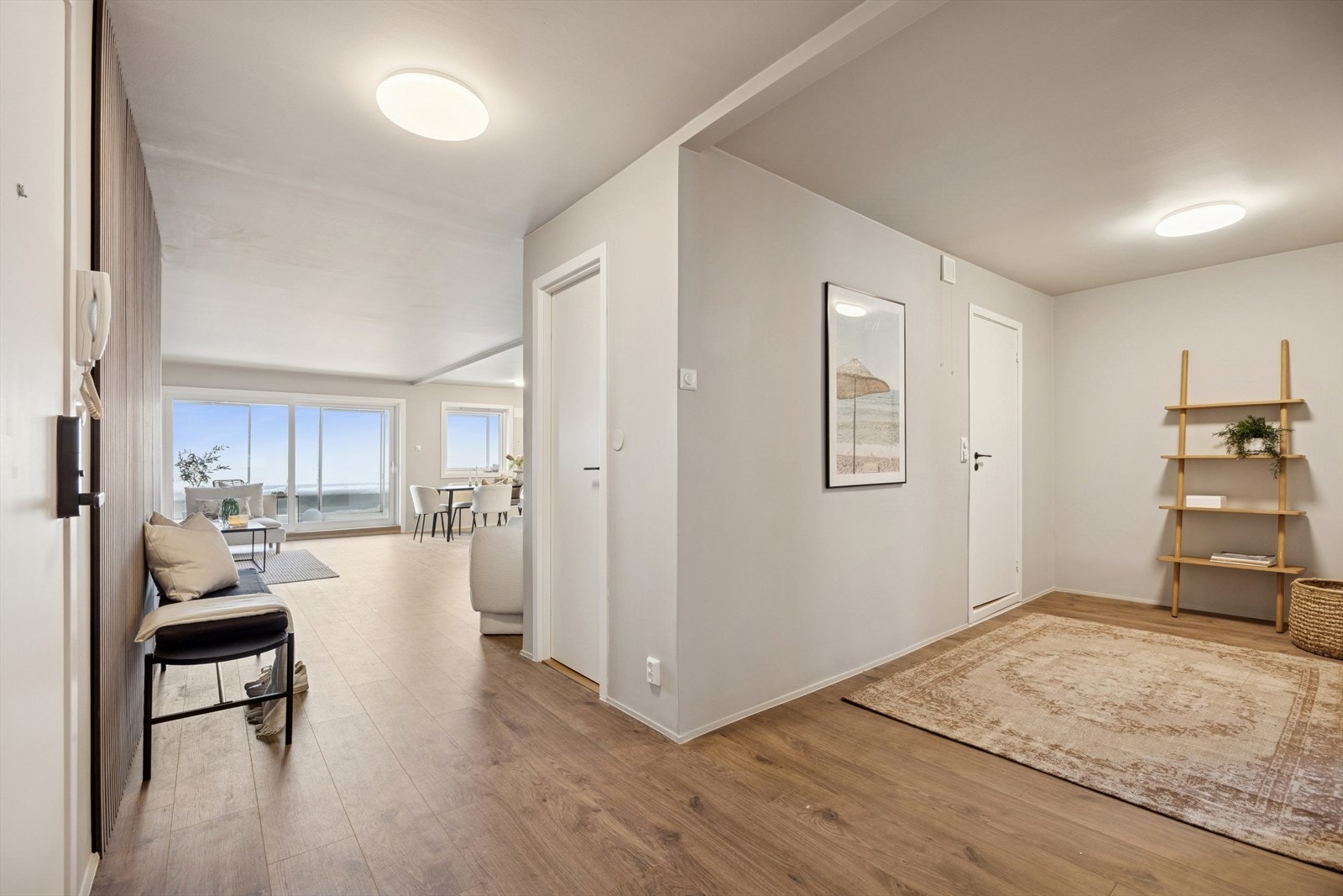 Fra entreen er det god oversikt og tilgang til leilighetens ulike soner. Galleribilde