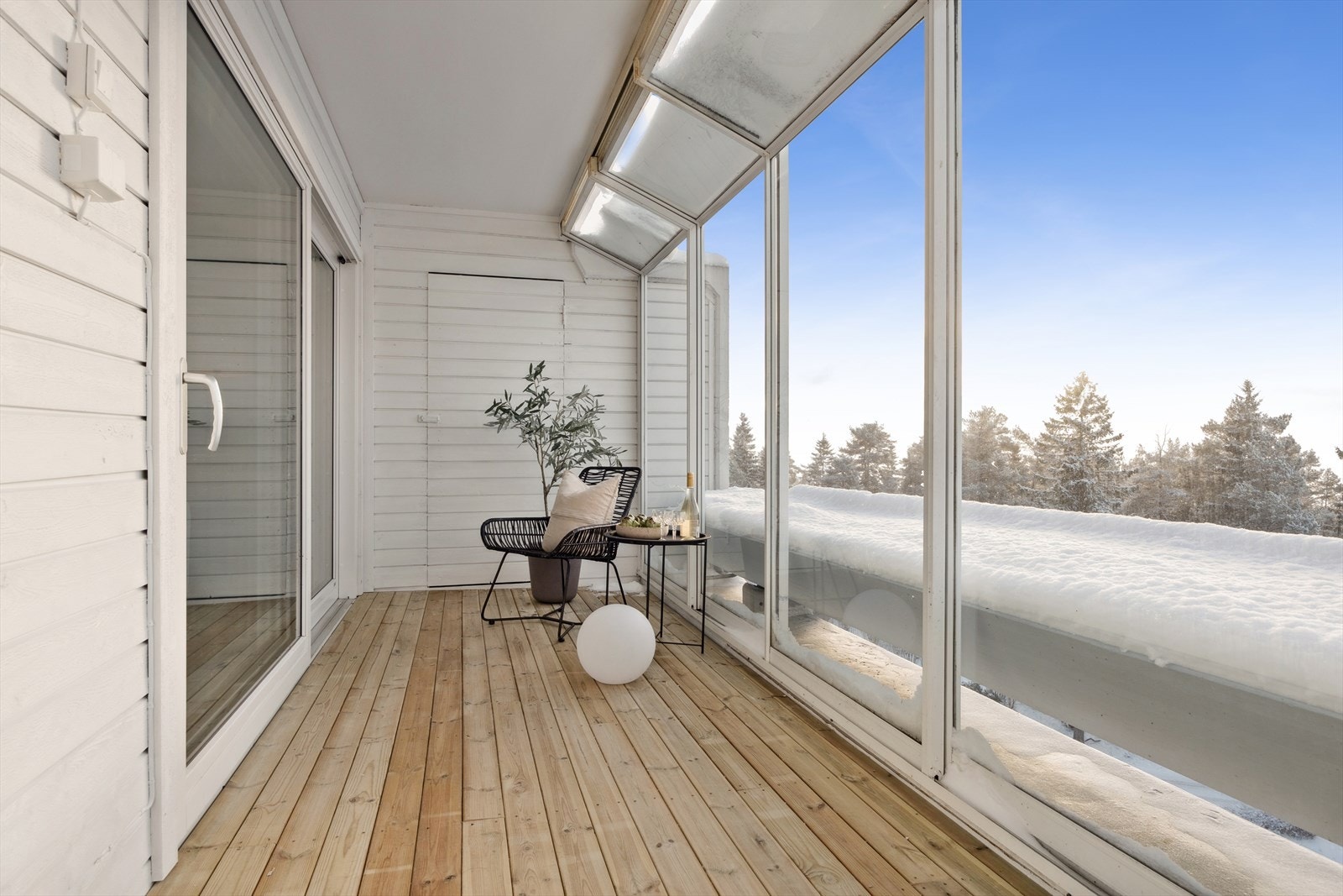 Vinduene og balkongdøren mot terrassen er fra 2024 og har 3-lags isolerglass. Galleribilde