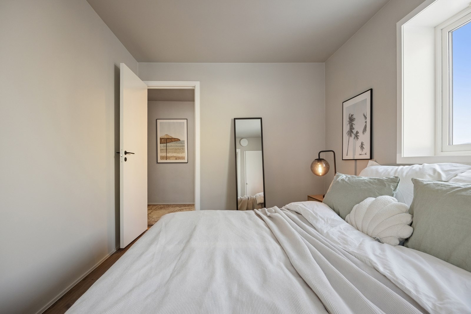 Hovedsoverommet er av god størrelse med plass til en dobbeltseng, tilhørende nattbord og annet ønskelig møblement. Galleribilde