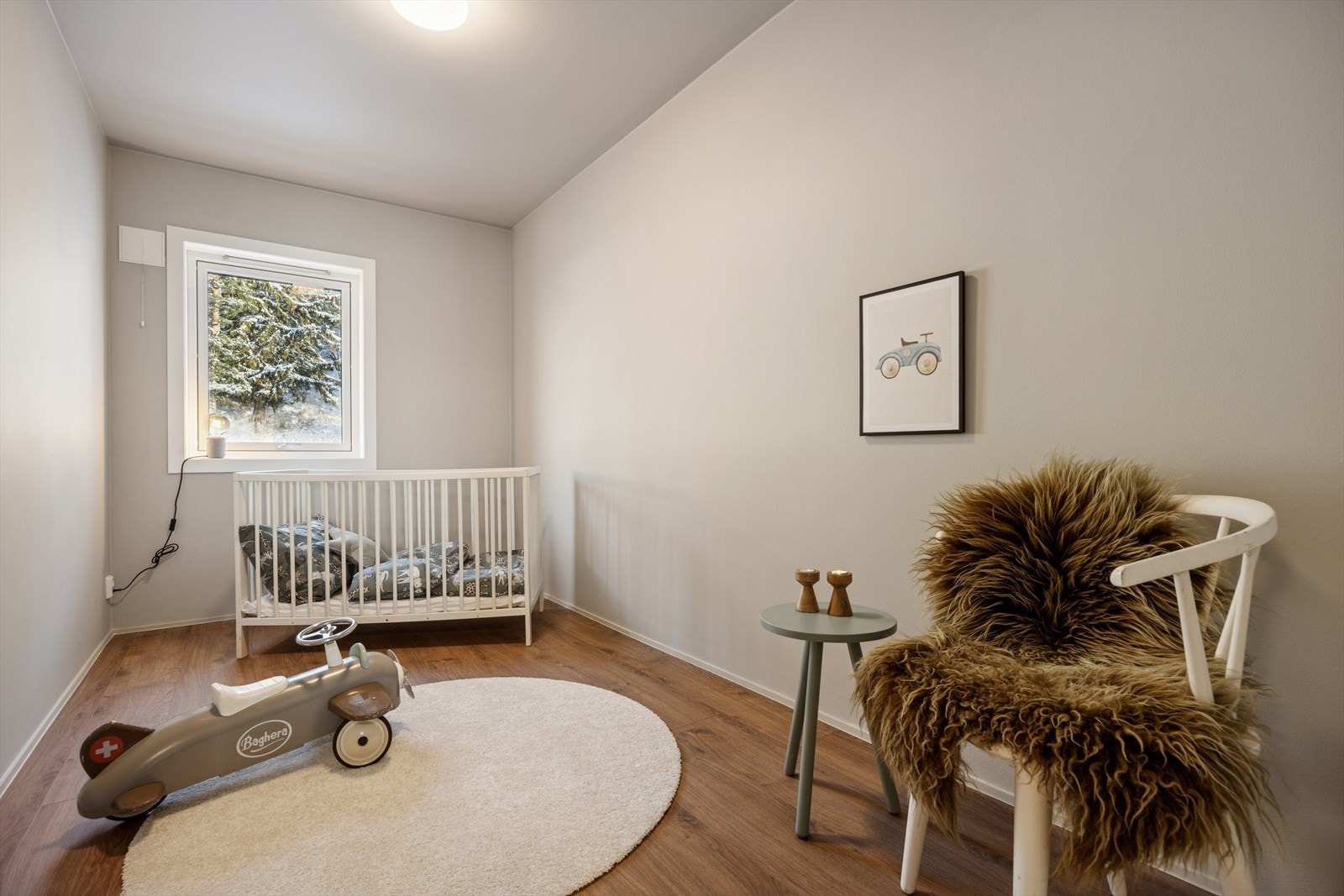 Dette rommet er opprinnelig godkjent som matbod og et kott. Denne bruksendringen fra tilleggsdel til hoveddel er søknadspliktig, men ikke omsøkt eller godkjent. Det er også satt inn et vindu her. Se punkt "ferdigattest" i salgsoppgaven for informasjon. Galleribilde