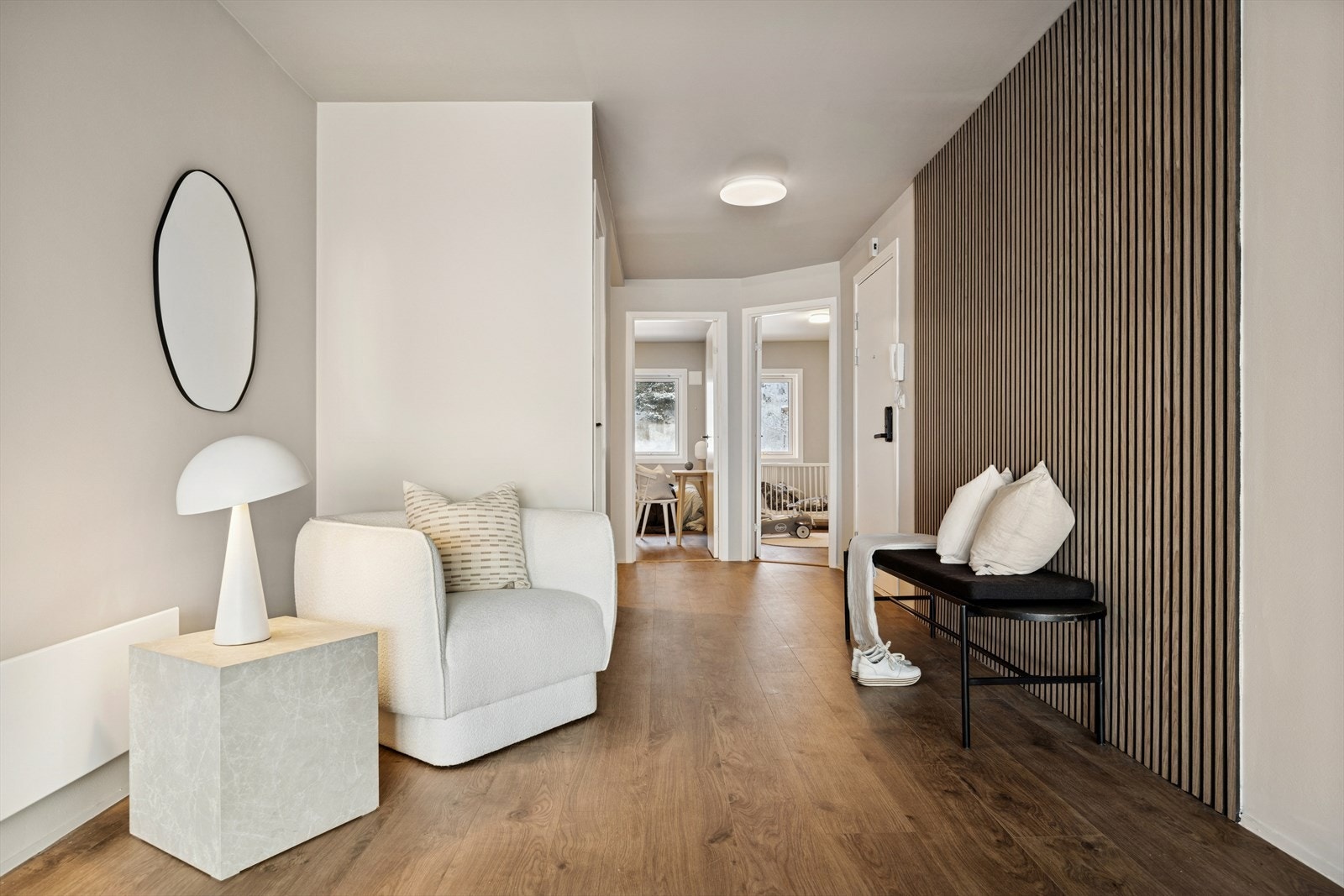 En innbydende entré med spilevegg ønsker velkommen og leder videre inn i boligen. Galleribilde