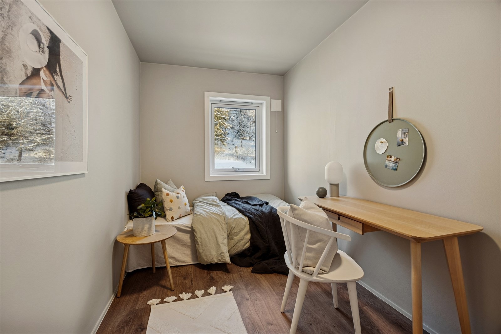 Det tredje soverommet gir fleksibilitet for familien, gjester eller hjemmekontor. Galleribilde