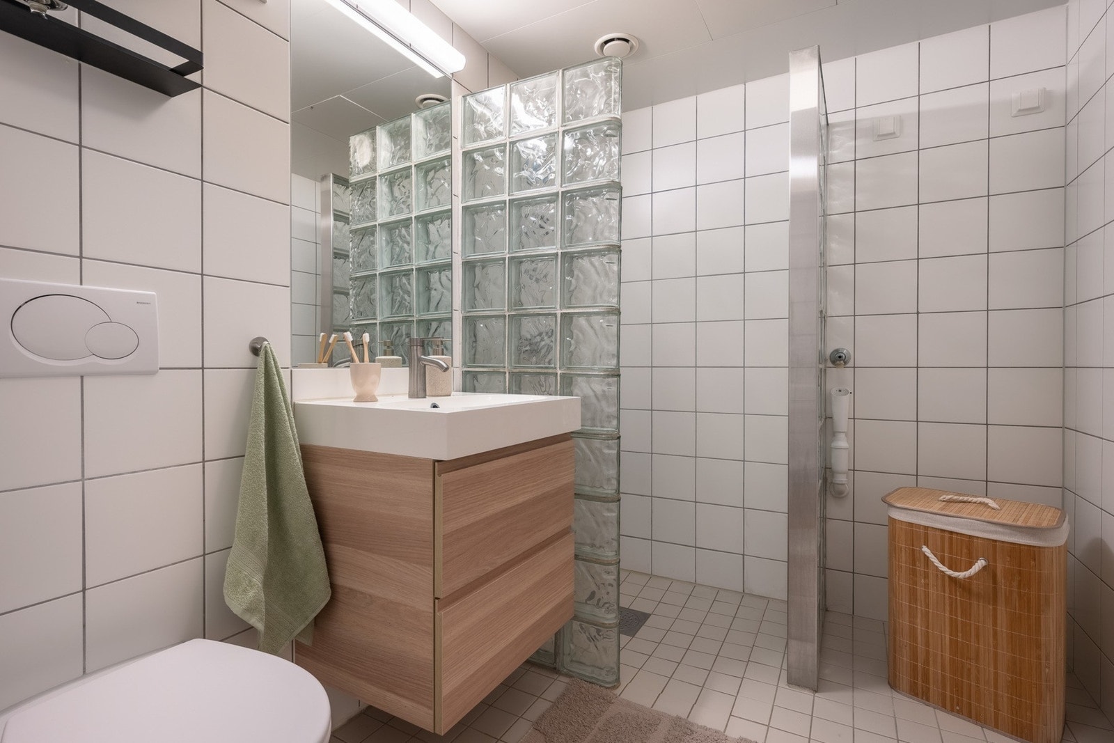 Baderom med opplegg for vaskemaskin Galleribilde