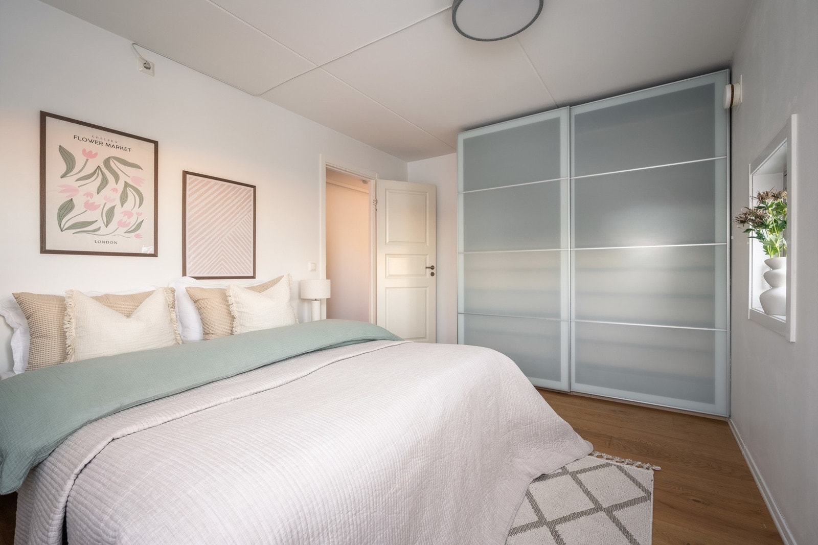Soverom I er av god størrelse med skyvedørsgarderobe Galleribilde