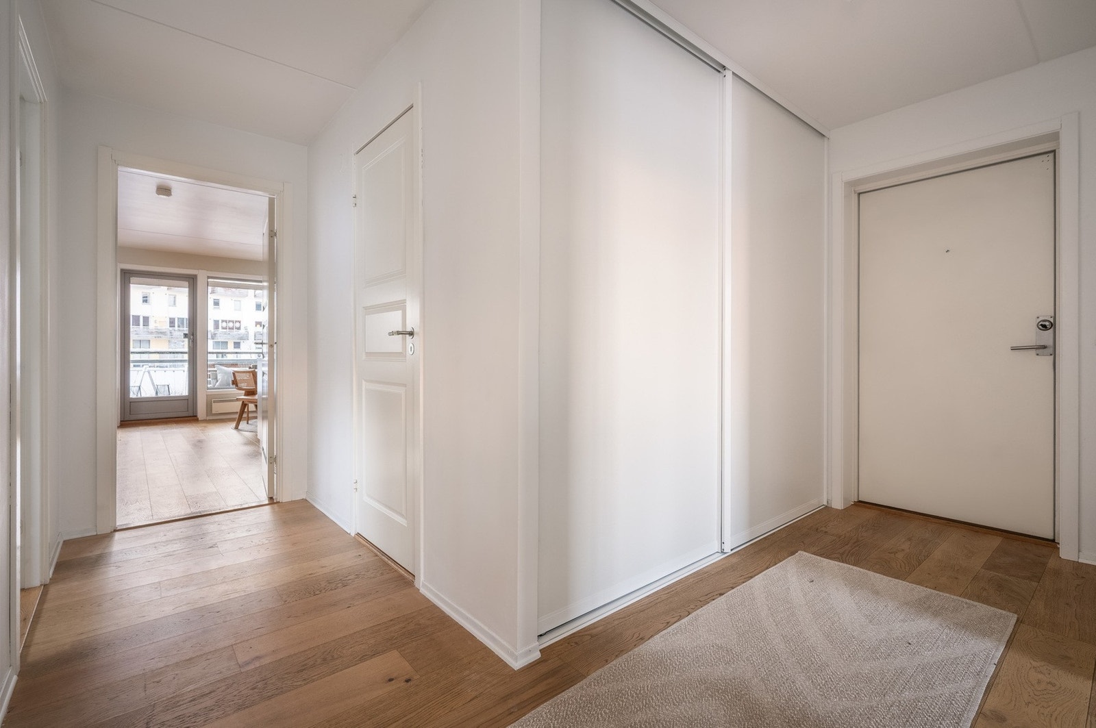 Innbydende entré med praktiske skyvedørsgarderobe Galleribilde