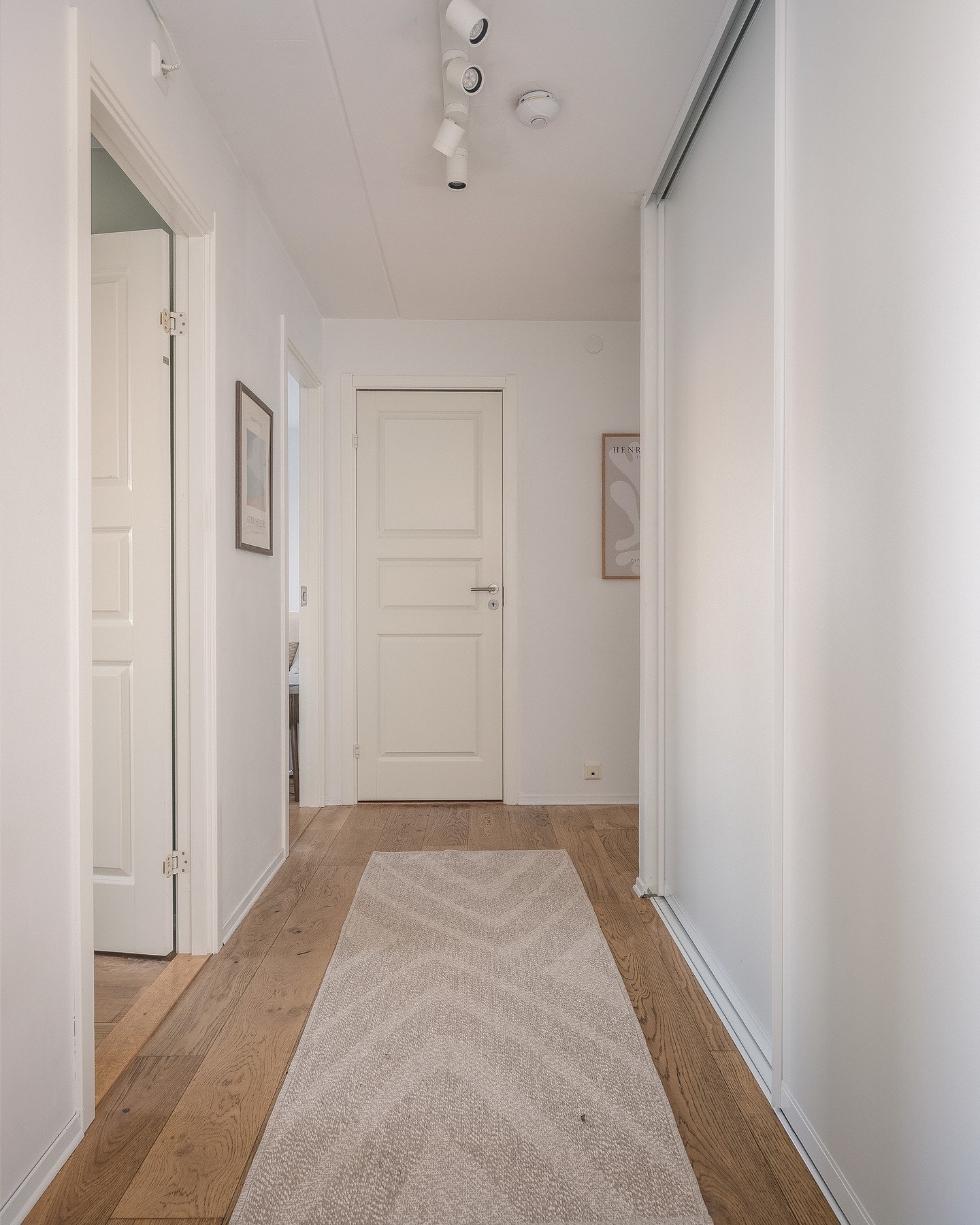 Det flotte tregulvet er gjennomgående i hele leiligheten. Galleribilde