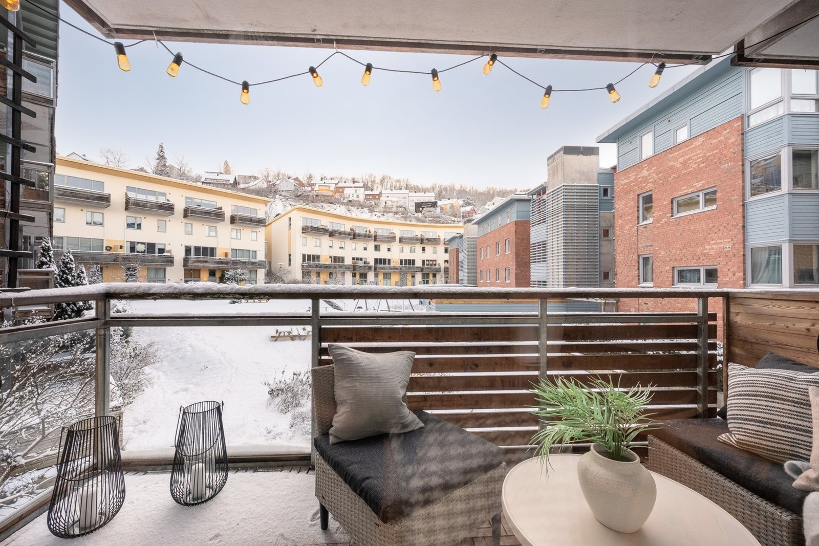 Balkong har plass til ønsket utemøblement og grill Galleribilde