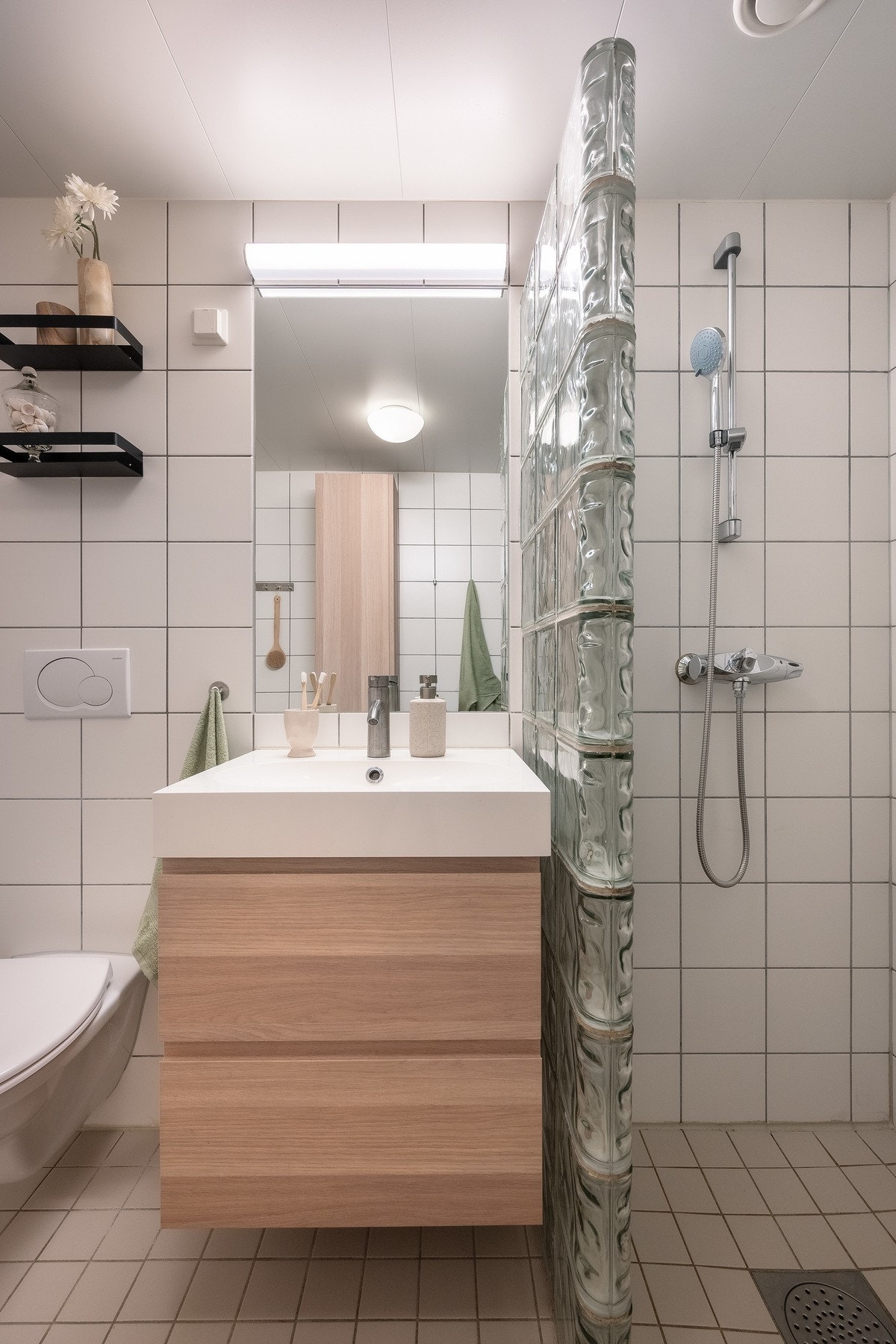 Det er nedsenket dusjhjørne med vegger av glassbyggestein Galleribilde