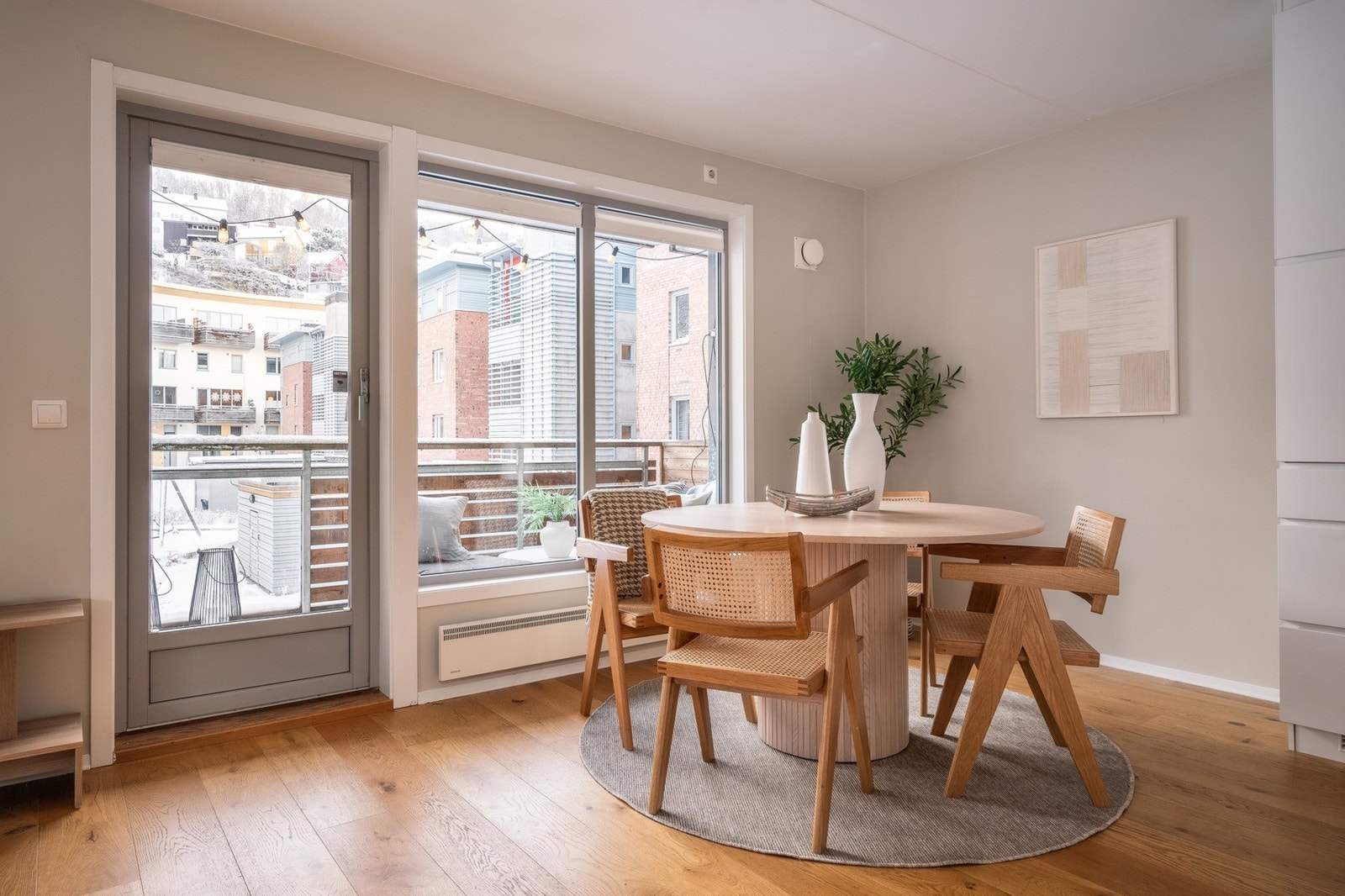 Store vindusflater slipper inn rikelig med naturlig lys Galleribilde