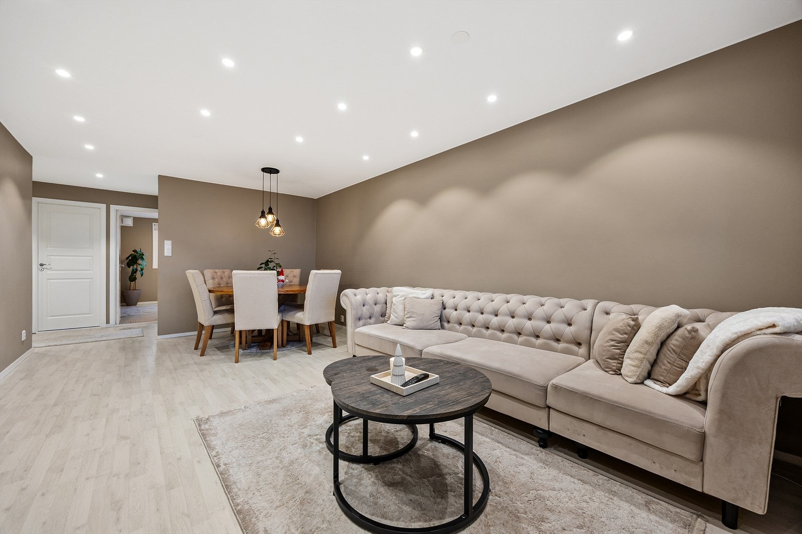 Lys og romslig stue med plass for både sofagruppe, medievegg og spisebord. Leiligheten er gjennomgående oppusset i 2023. Galleribilde