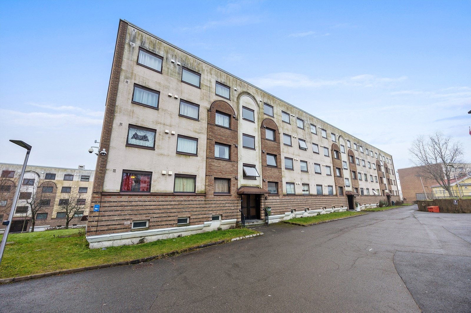 Felleskostnadene inkluderer TV, internett og varmtvann, noe som gir forutsigbare boutgifter. Galleribilde