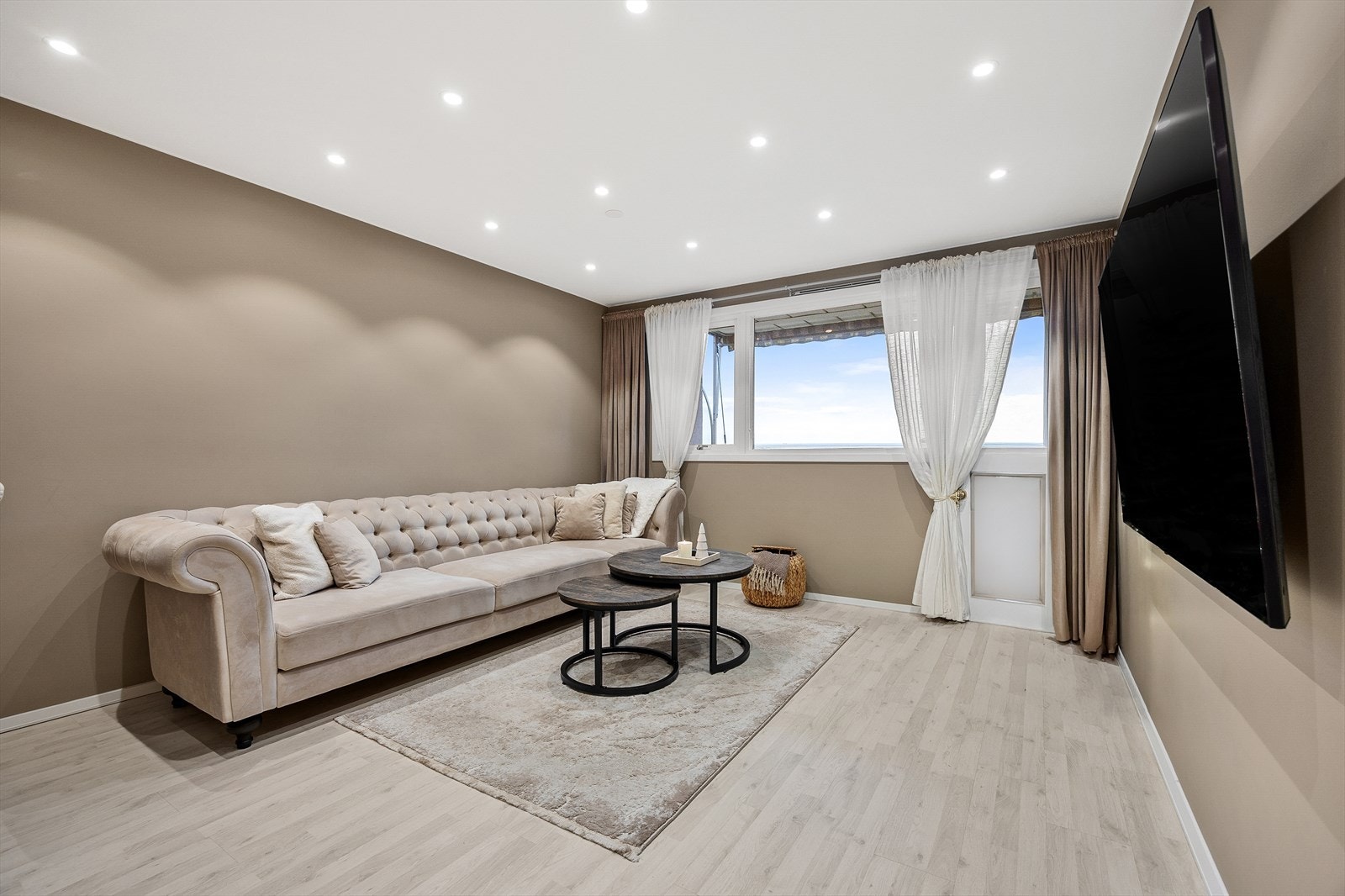 Leiligheten har gjennomgående moderne overflater med laminat på gulv og malte vegger. Galleribilde