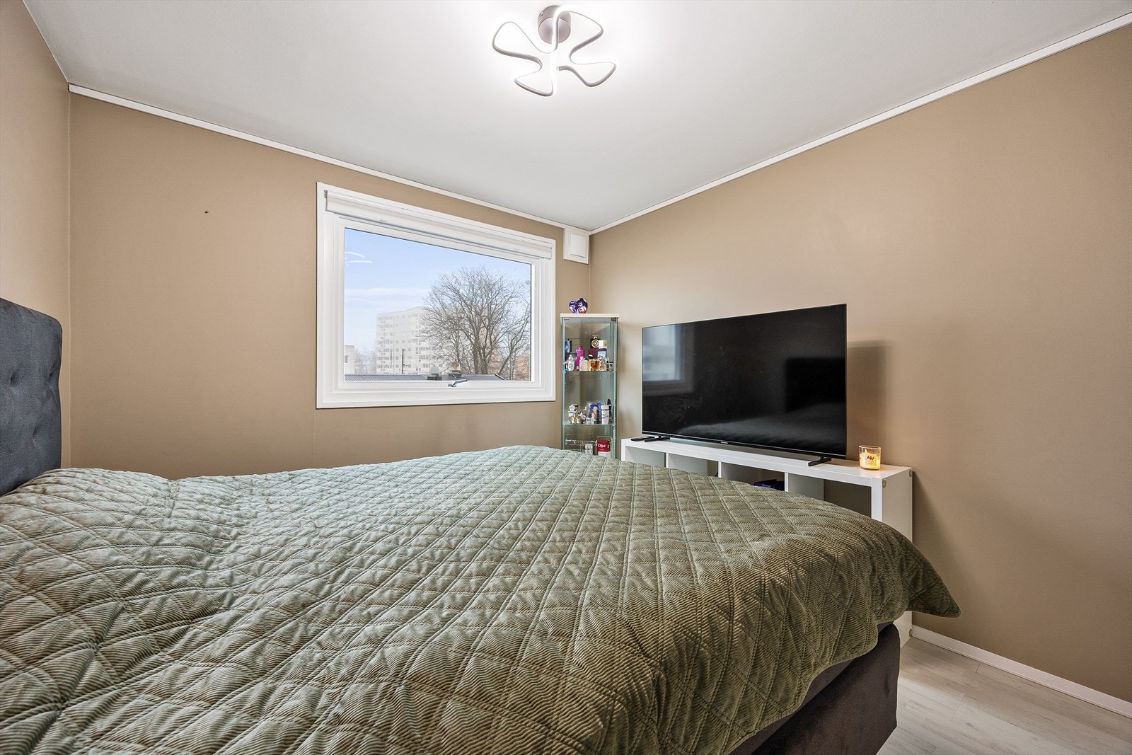 Hovedsoverommet har god plass til dobbeltseng og tilhørende møblement. Galleribilde