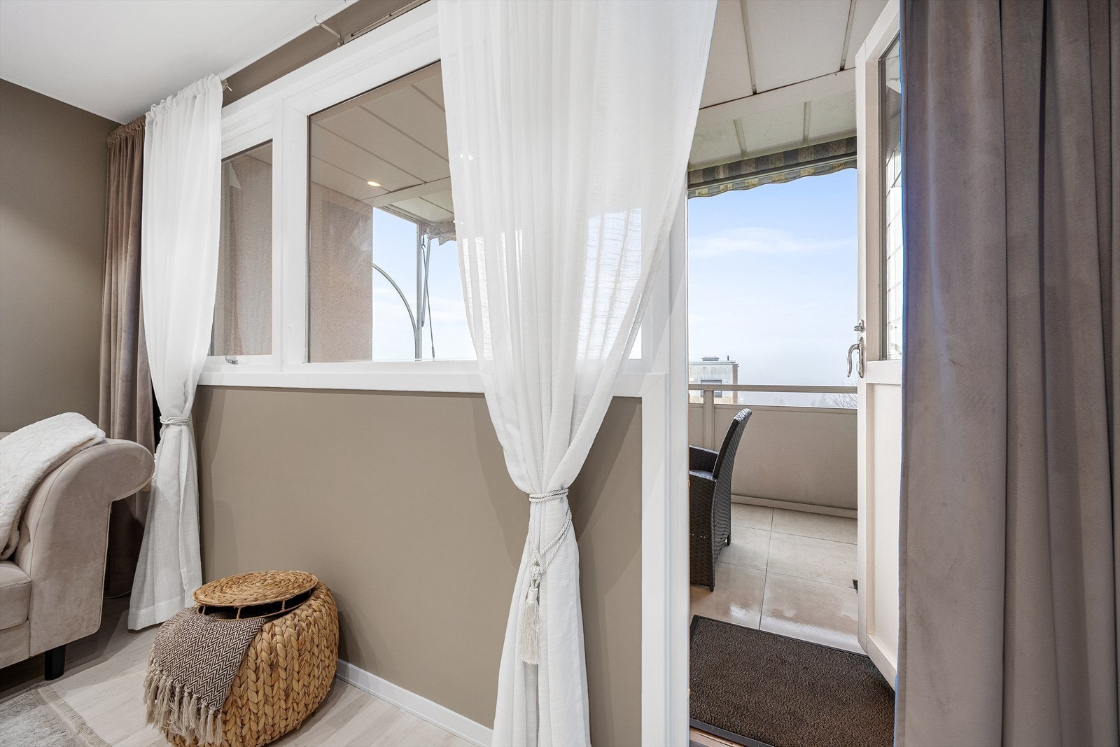 Direkte utgang til balkongen, som fungerer som en fin forlengelse av stuen. Galleribilde