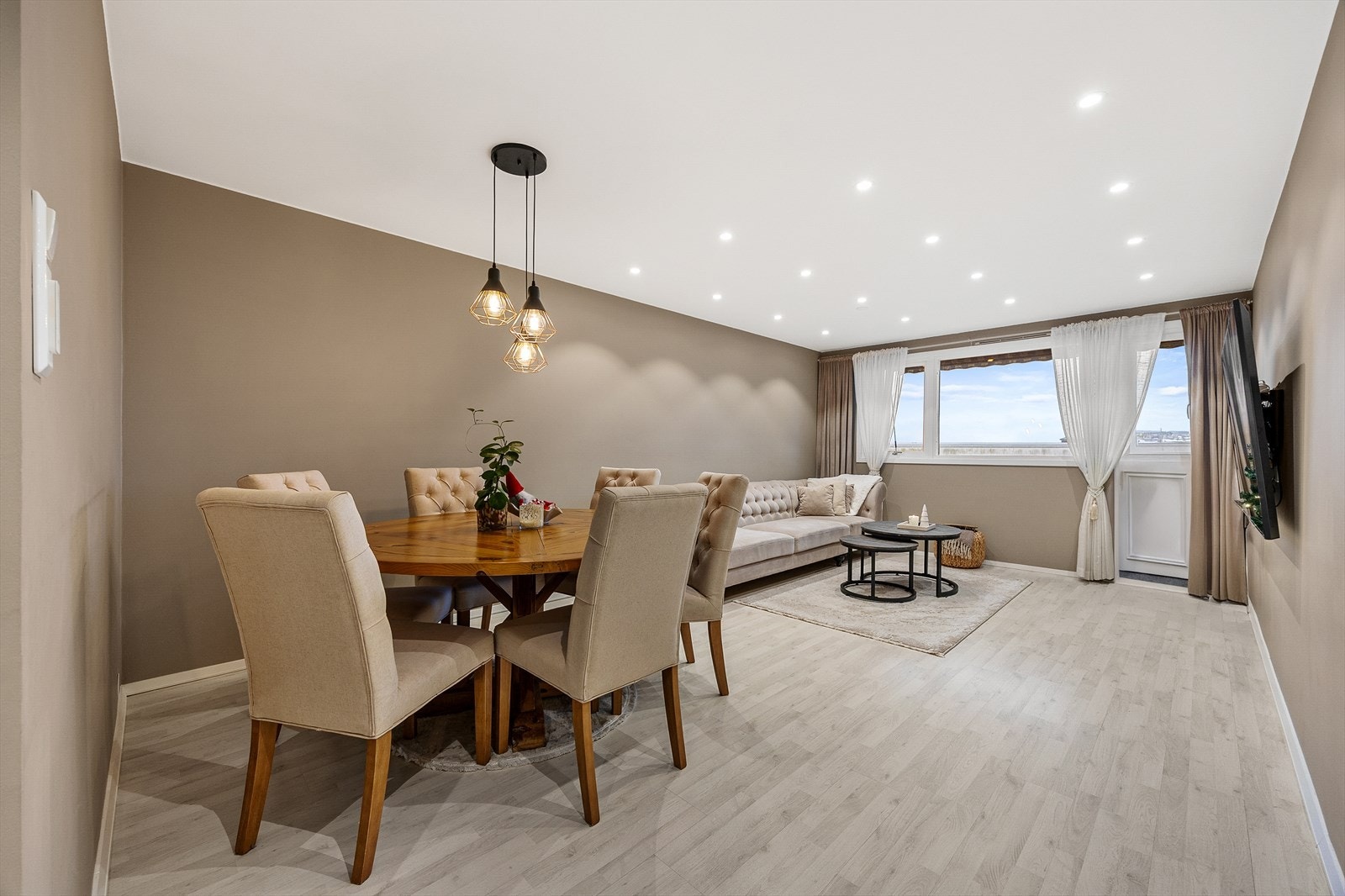 Velkommen til Tante Ulrikkes vei 32B, presentert av Dina Hadad ved Eiendomsmegler 1! Foto: Bjørnar Døhlen. Galleribilde