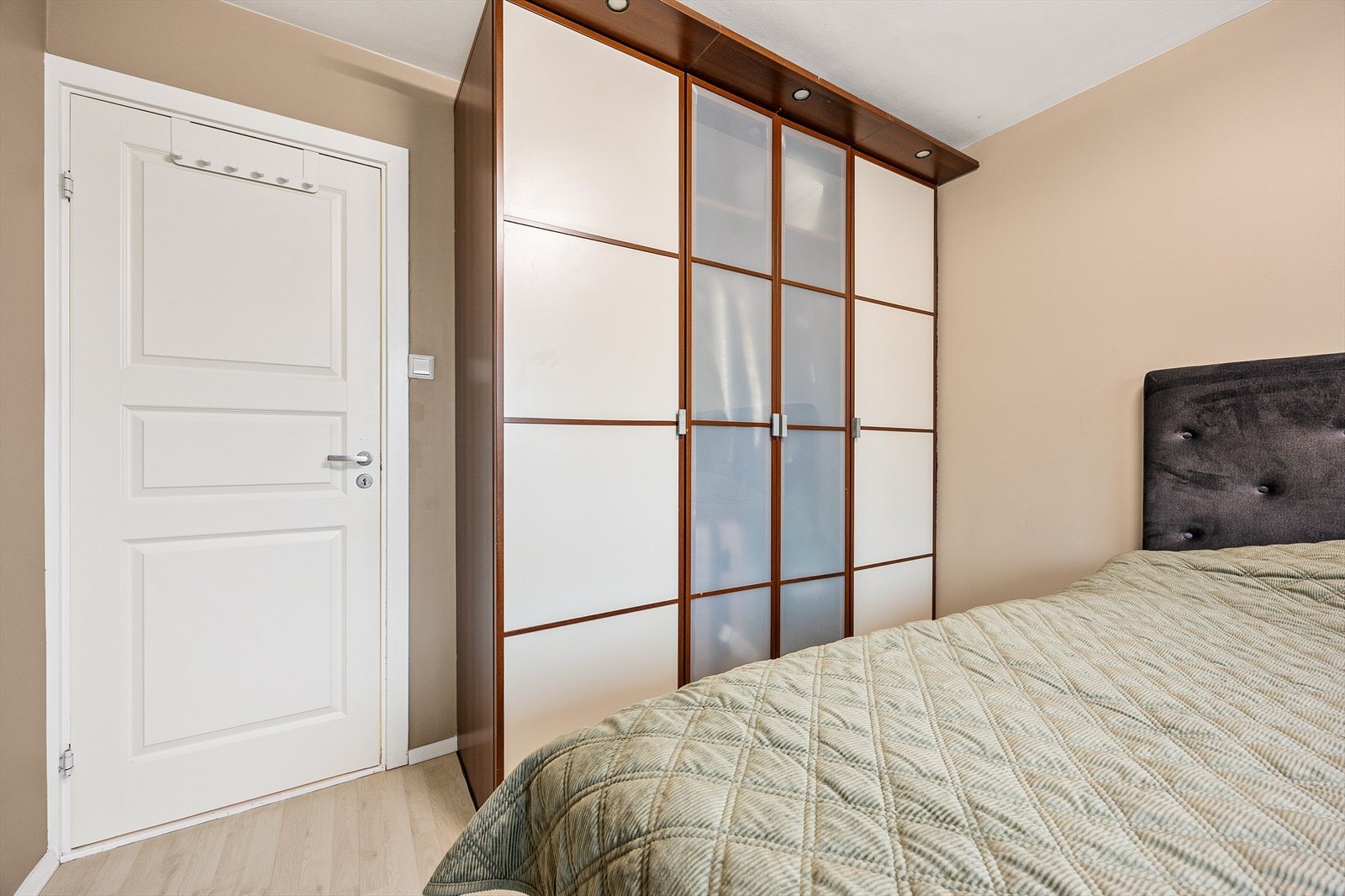 Garderobeskapet gir rikelig med lagringsplass. Galleribilde