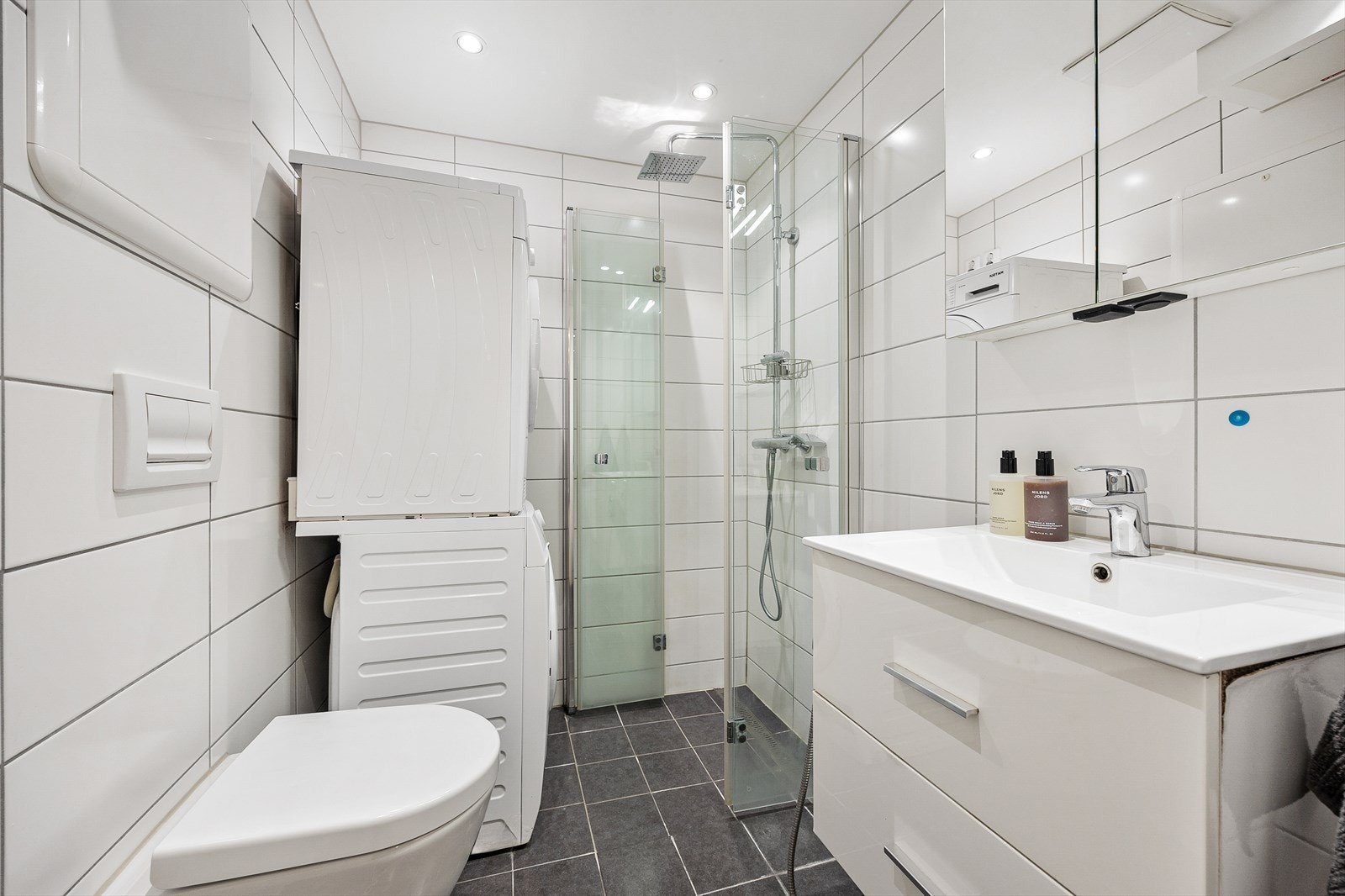 Badet ble rehabilitert i regi av borettslaget i 2019 og fremstår tidløst. Galleribilde