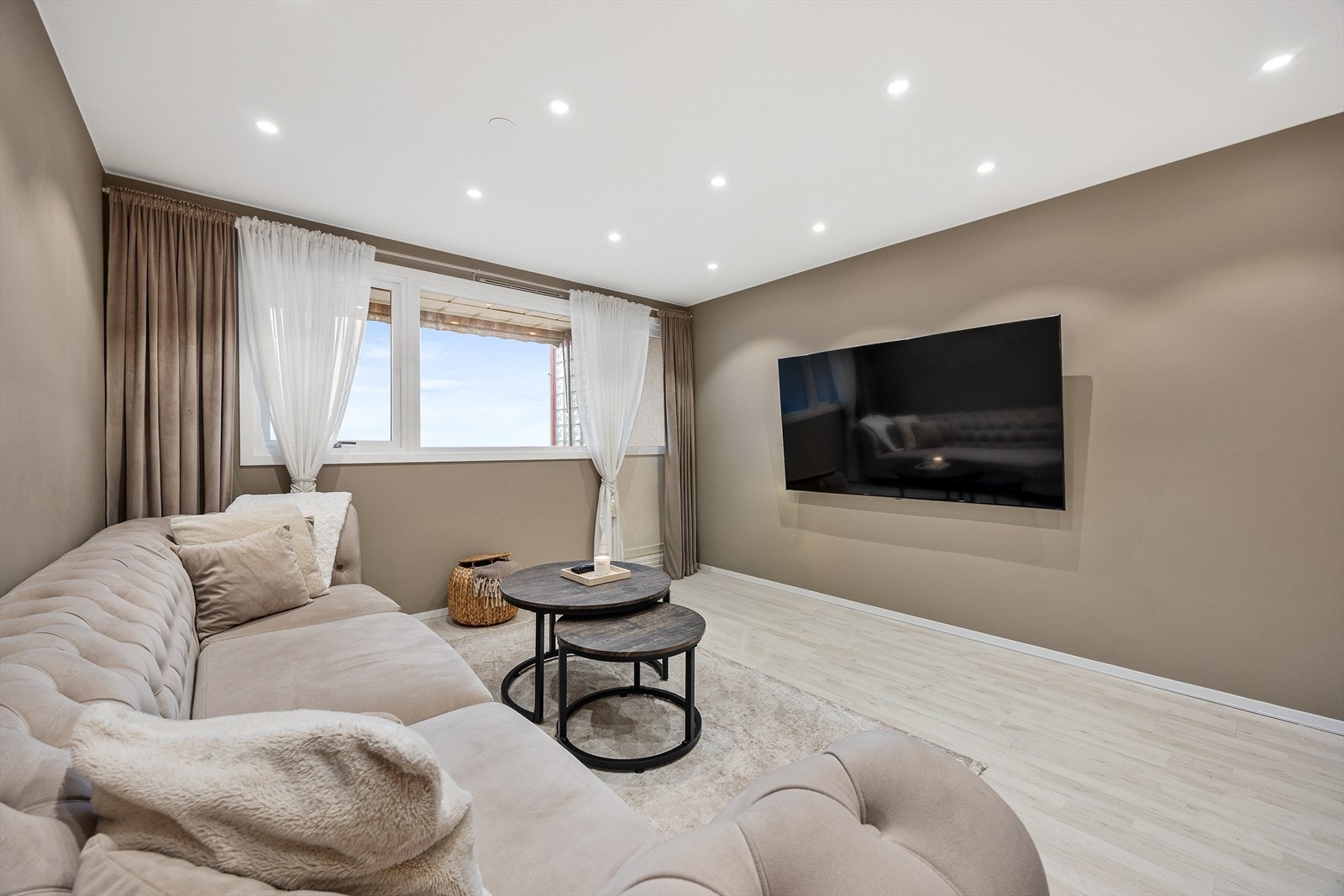 Downlights i himlingen og store vindusflater sørger for god belysning. Galleribilde