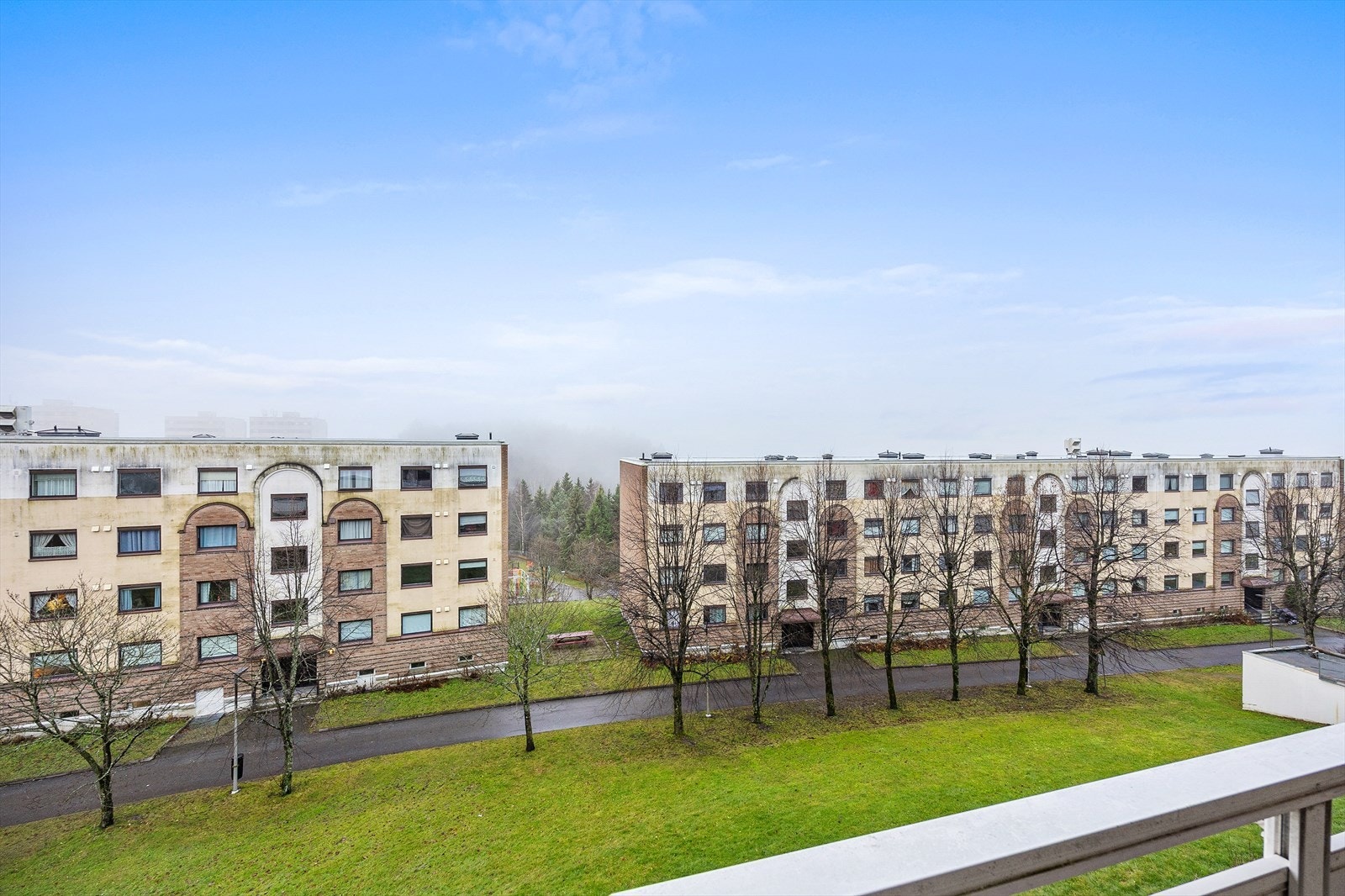 Borettslaget har store, trivelige grøntarealer og nærhet til turstier i Lillomarka. Galleribilde