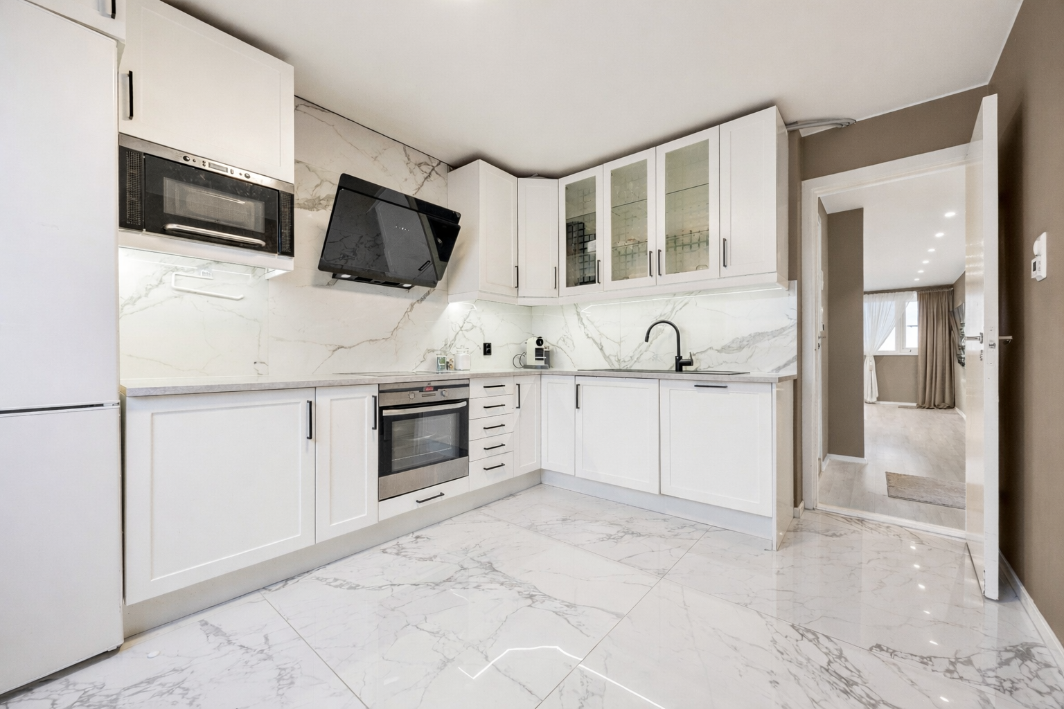 Kjøkkenet har en moderne innredning med integrert stekeovn og mikrobølgeovn. Galleribilde