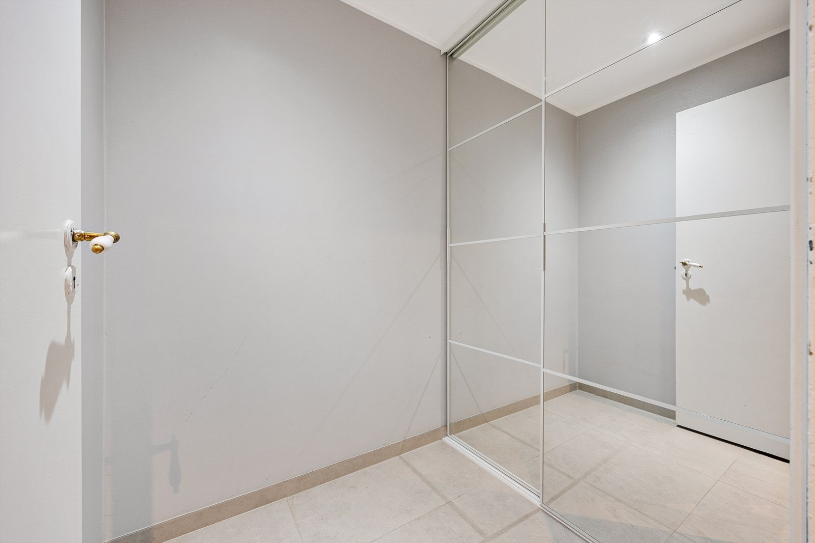 En praktisk innvendig bod med skyvedørsgarderobe gir ekstra lagringsplass. Galleribilde