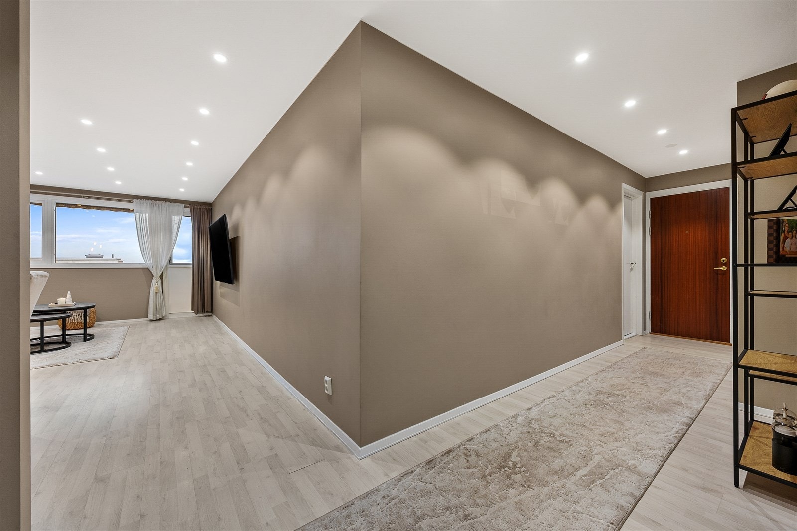 Fra entreen åpner leiligheten seg opp mot stuen, som er et sentralt rom i boligen. Galleribilde