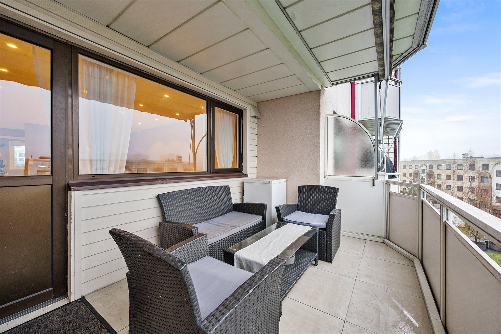 Balkongen har god plass til en sittegruppe og vender ut mot grønne fellesarealer. Galleribilde