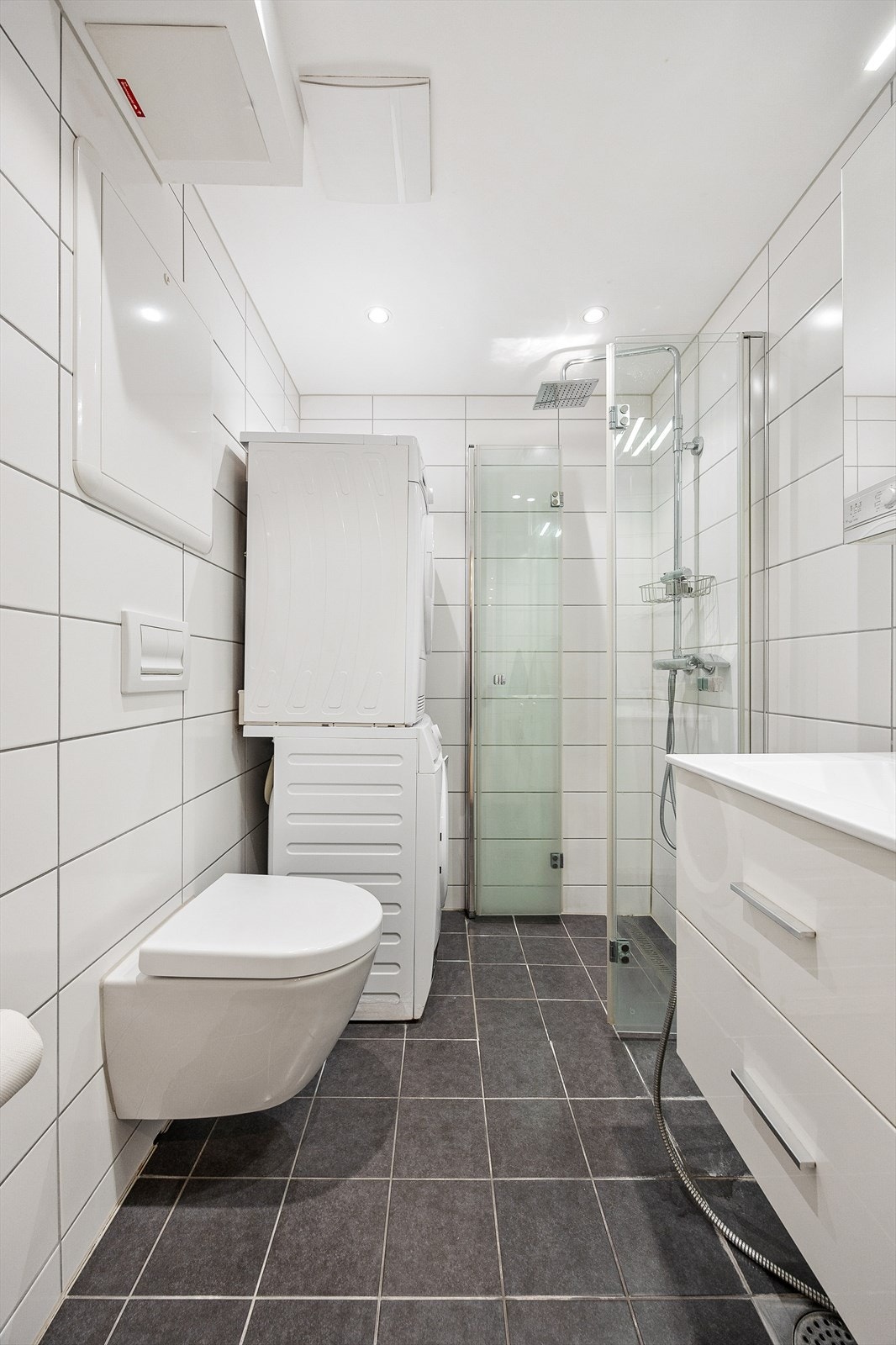 Downlights i himlingen gir god og jevn belysning på badet. Galleribilde