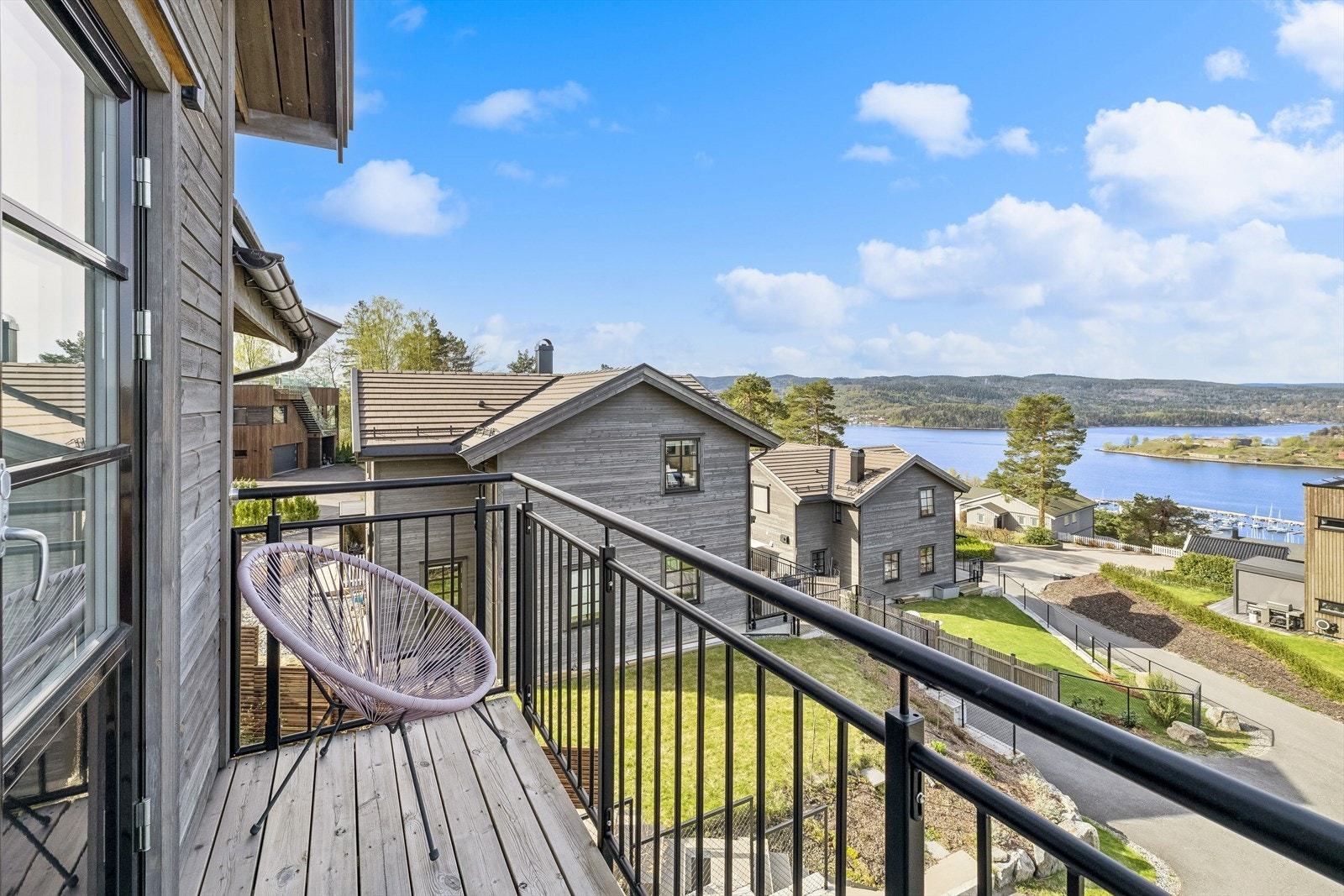 Her kan man sitte og nyte flott utsikt mot Drøbaksundet og Oscarsborg. Galleribilde