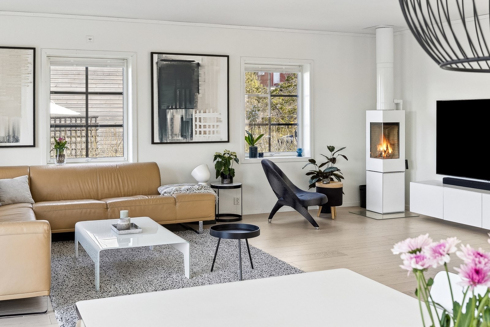 Stuen er romslig, luftig og har god romutnyttelse. Galleribilde