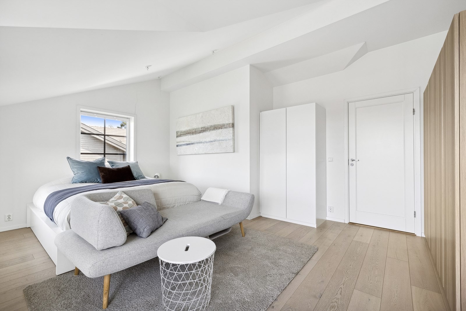 Hovedsoverommet er svært romslig med plass til dobbeltseng med nattbord på begge sider, garderobeskap og sjeselong. Galleribilde