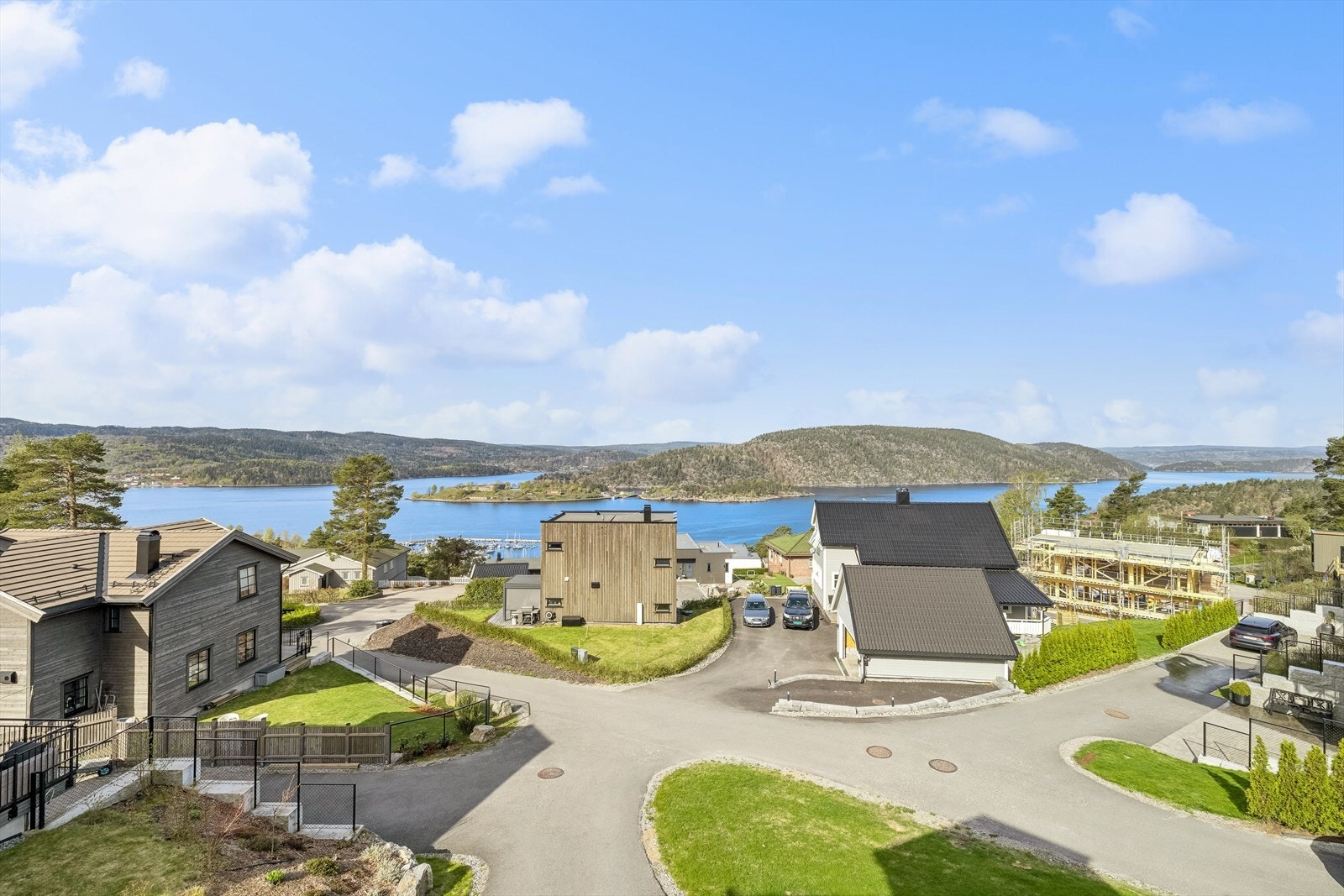 Kort vei til sentrum, dagligvare, badestrender, båthavn, Drøbak barneskole og Seiersten ungdomsskole. Det finnes også barnehager og offentlig kommunikasjon i nærområdet samt flere gode servicetilbud på Amfi Drøbak City og i Drøbak sentrum. Galleribilde