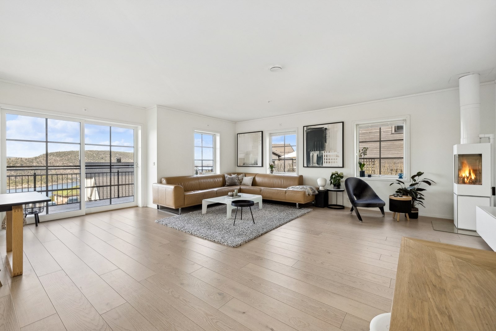 Det er flere store vindusflater som skaper en luftig atmosfære samt slipper inn rikelig med naturlig dagslys. Galleribilde