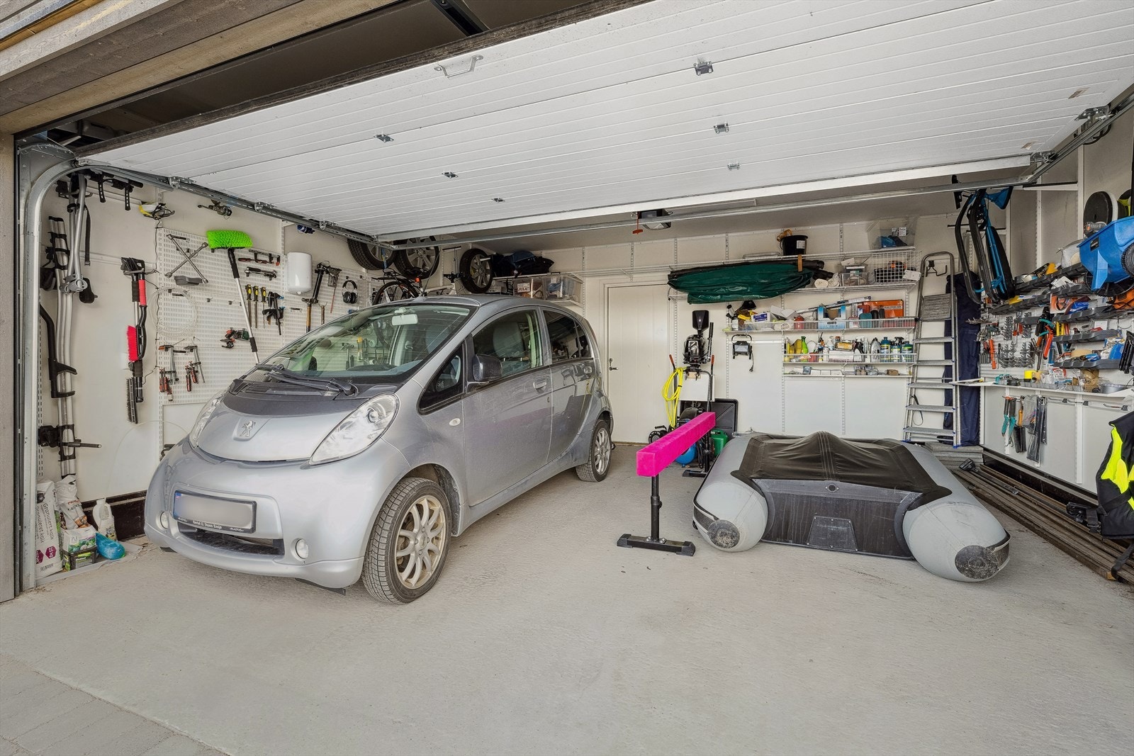 Dobbelgarasje med elektrisk port . I garasjen er det dør inn til sportsbod med plass til oppbevaring. Galleribilde