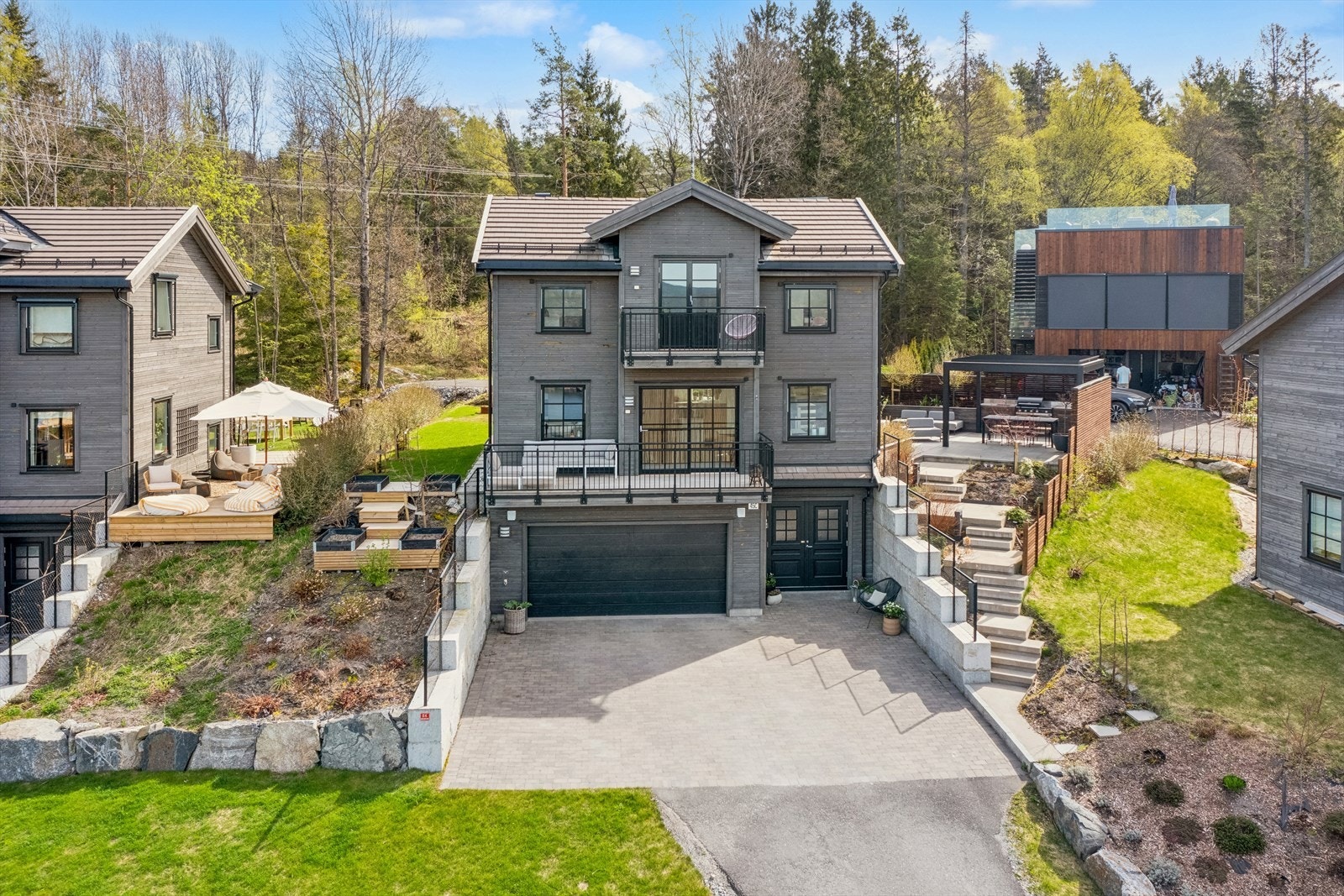 Eiendommen ligger i blindgate og er således meget barnevennlig. Galleribilde