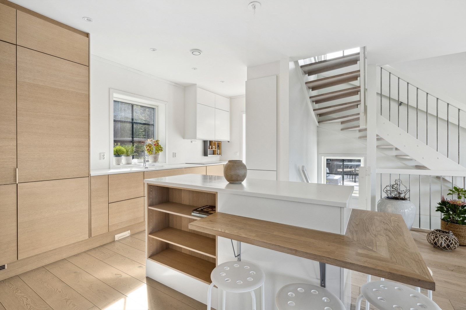 Kjøkkenet er kvalitetskjøkken levert av Sigdal med glatte fronter og Corian benkeplate. Galleribilde