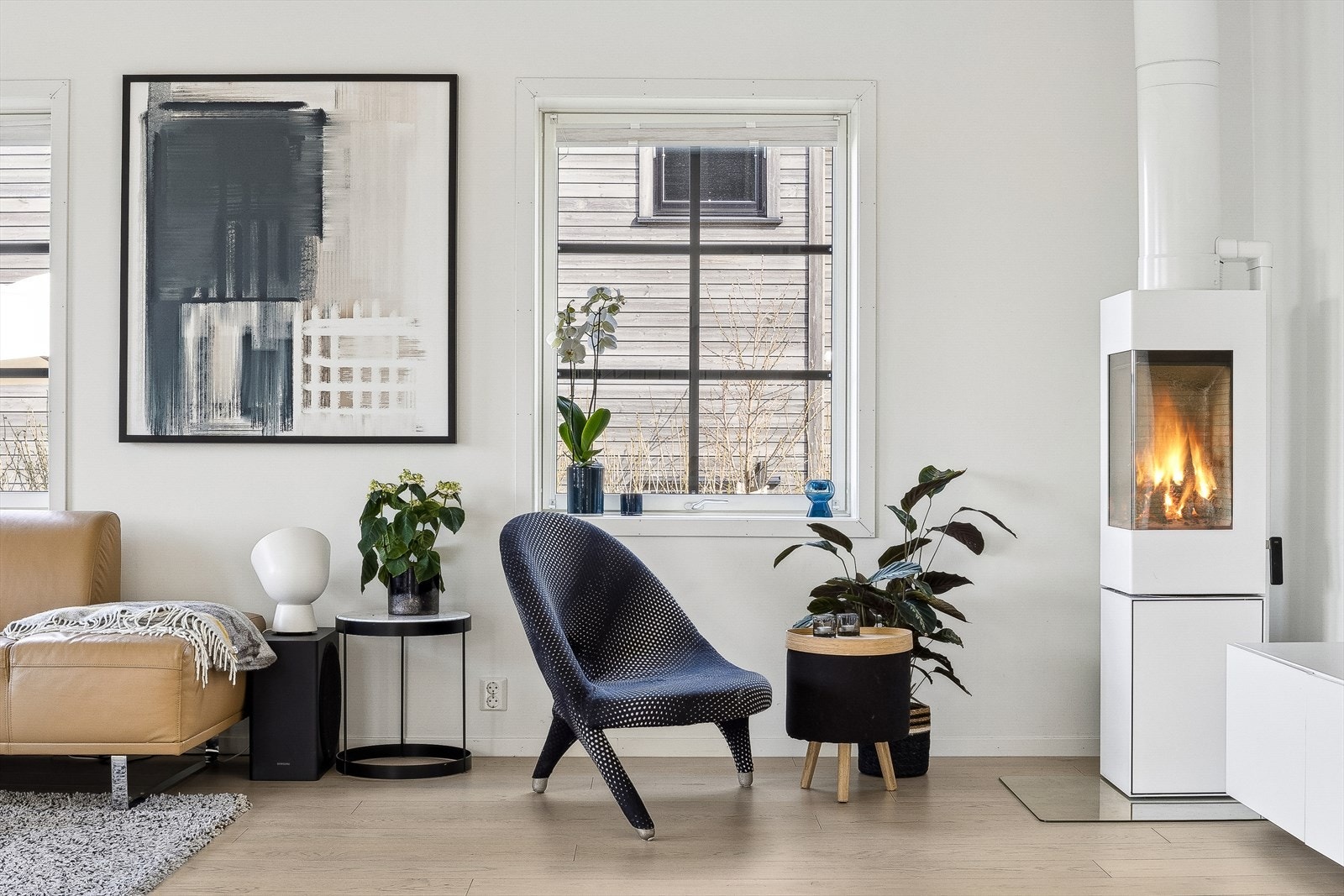 Peisen i stuen gir deilig varme på kalde vinterdager. Galleribilde