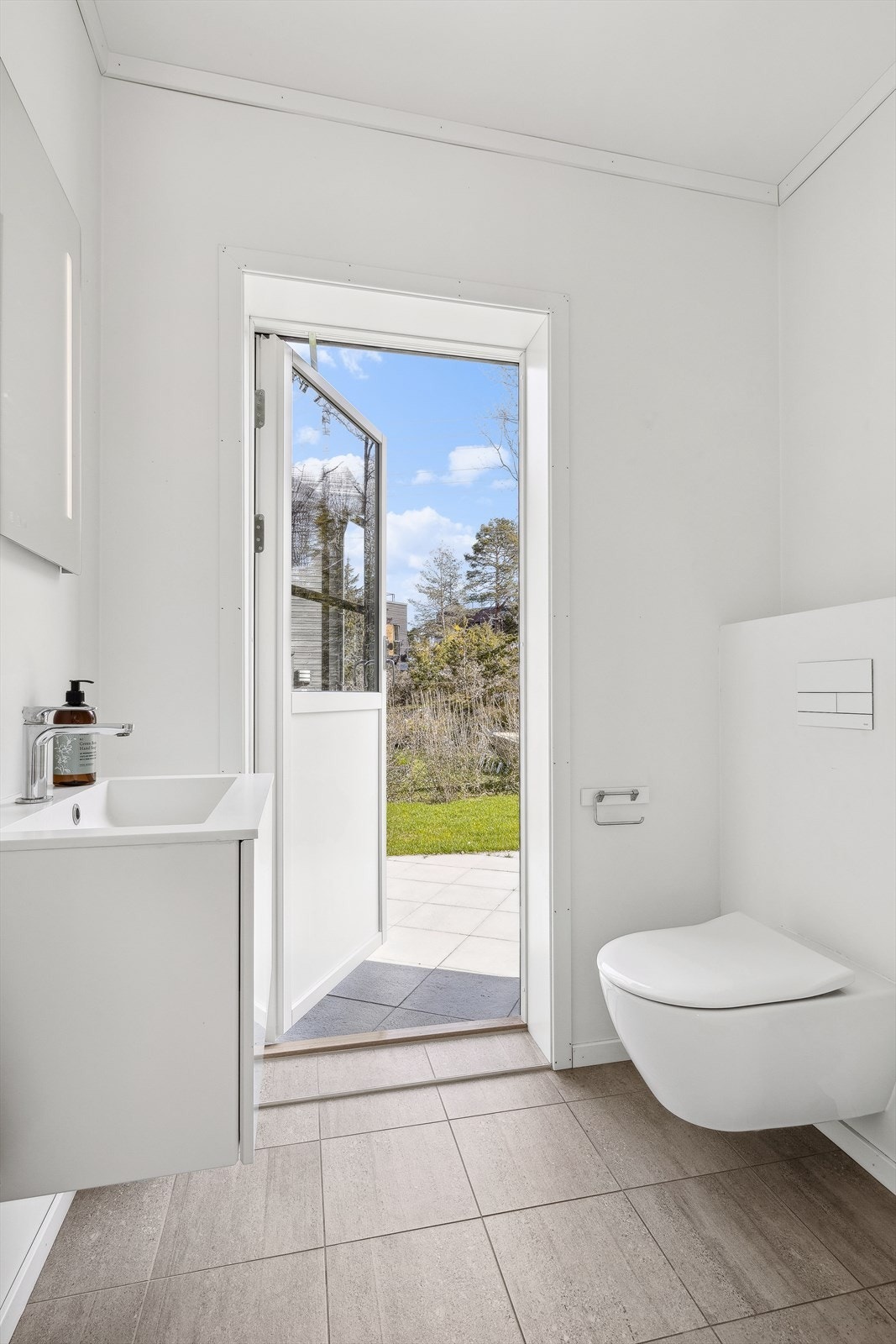 Flislagt gjestetoalett i 1. etasje. Galleribilde