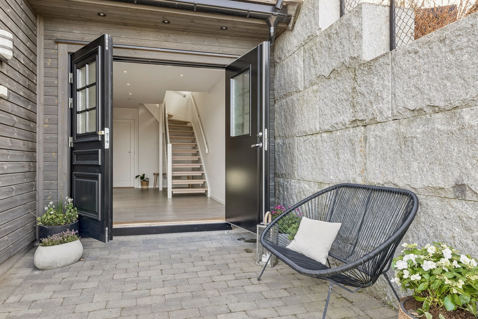 Man ønskes velkommen inn i boligen gjennom tofløyet inngangsdør. Galleribilde