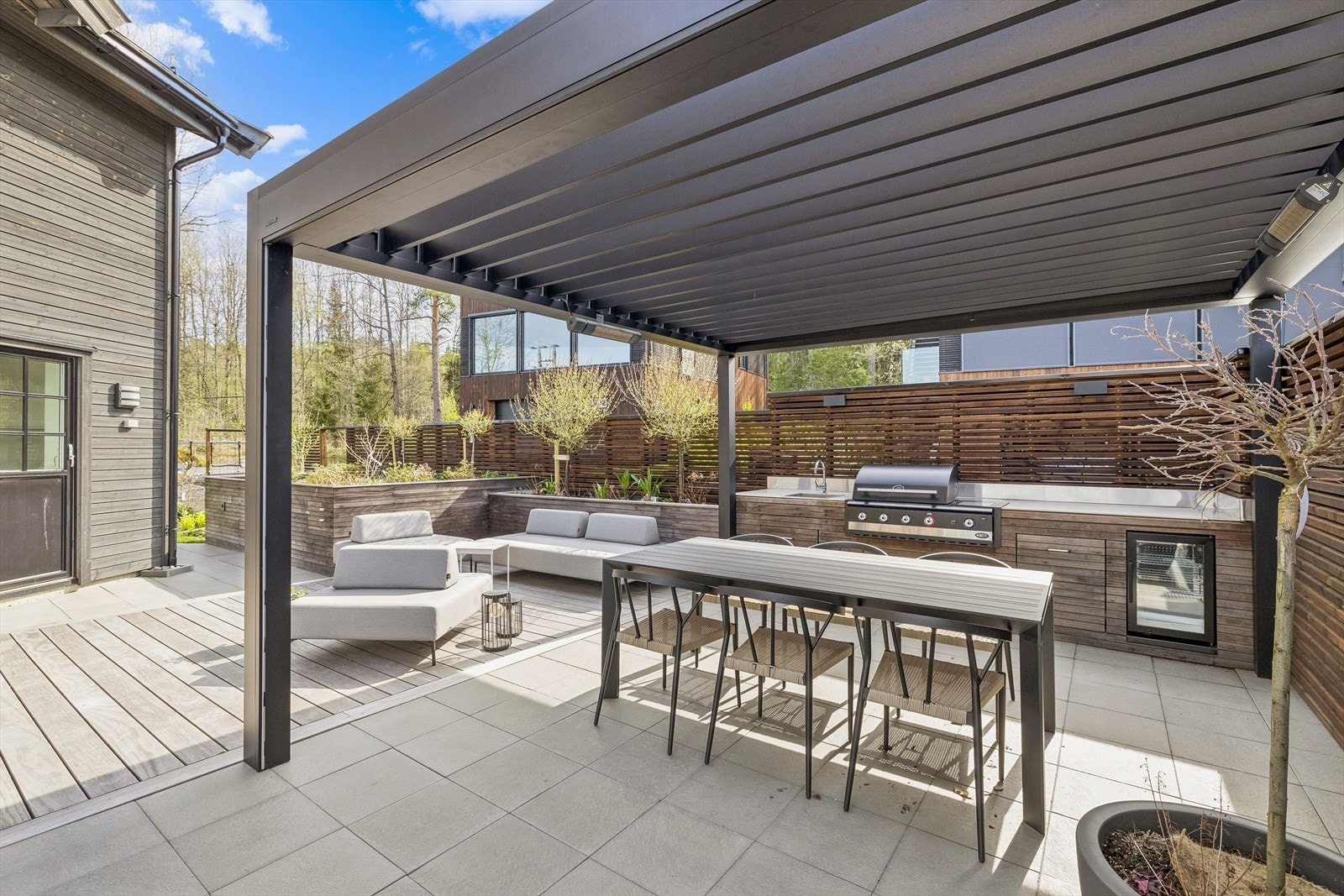 Flott opparbeidet med pergola og utekjøkken som innehar kjøleskap, oppvaskkum m/vannkran og integrert grill. Galleribilde