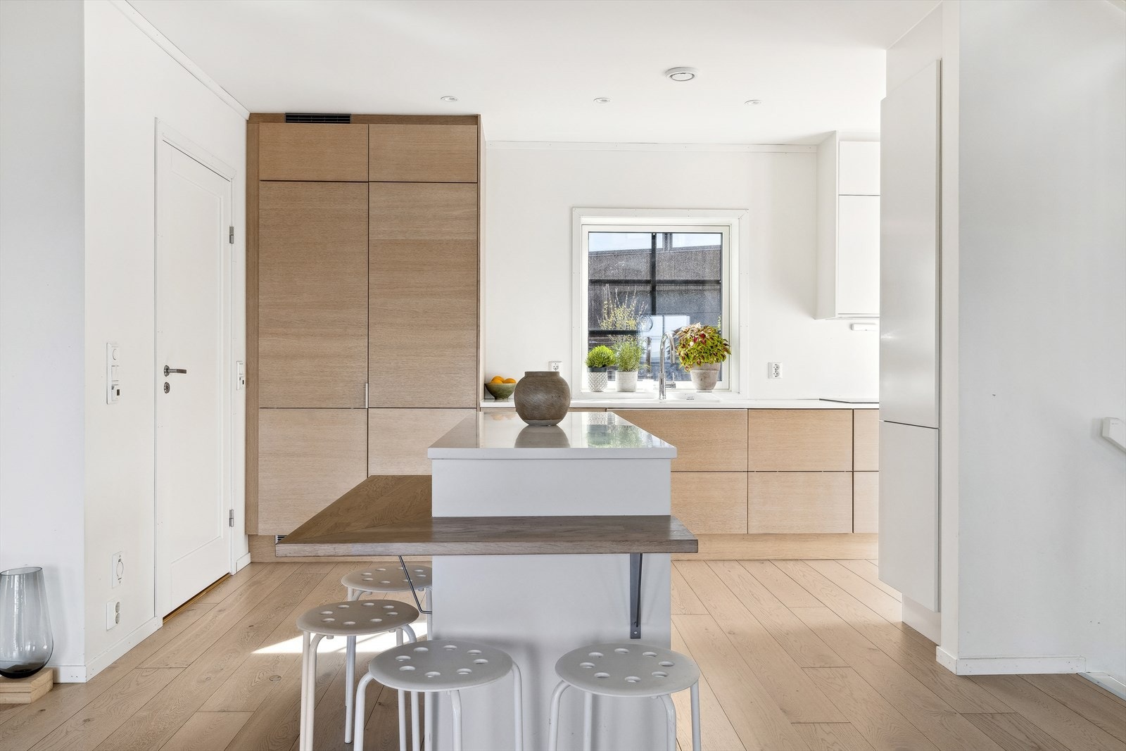 Her er det lagt vekt på at kjøkkenet skal være praktisk med mye skap- og benkeplass, uten at det går på bekostning av det visuelle. Galleribilde