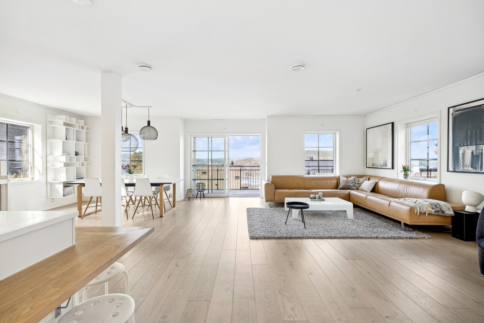 Boligen har en praktisk planløsning med fine rom og luftig atmosfære. Galleribilde