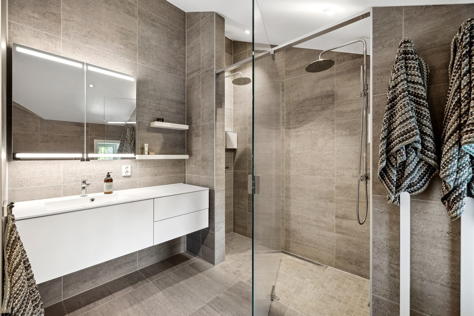 Badet i 2. etasje er i samme utførelse som bad i 1. etasje. Galleribilde