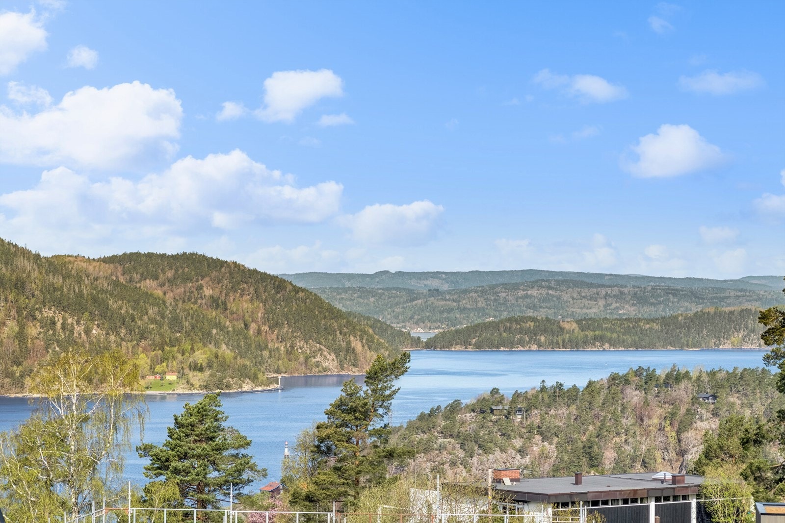 Rommet har utgang til balkong hvor du kan nyte morgenkaffen med fantastisk utsikt over Drøbaksundet. Galleribilde