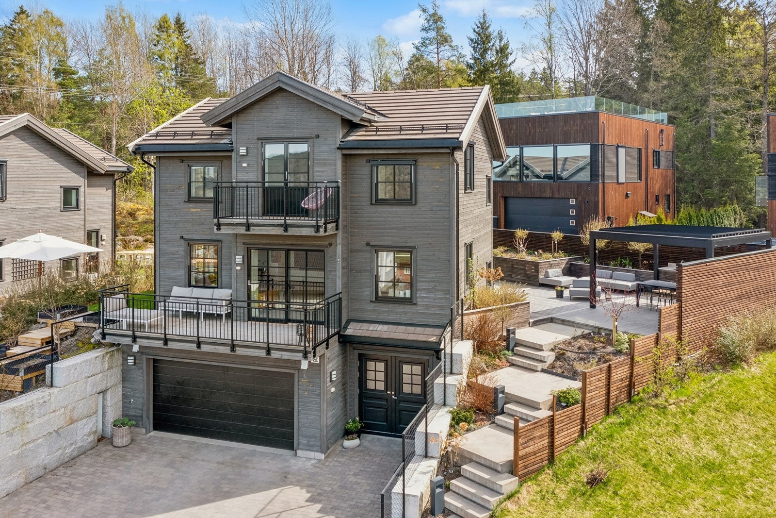 Eiendommen er beliggende i et nyetablert og populært bolig og fritidsområde, høyt og fritt på Gylteåsen rett nord for Drøbak sentrum. Galleribilde