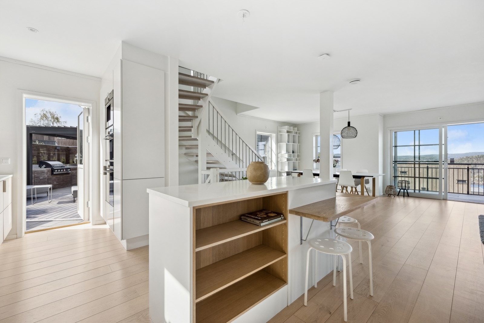 Det er frittstående kjøkkenøy for ytterligere benkeplass samt sitteplass. Galleribilde